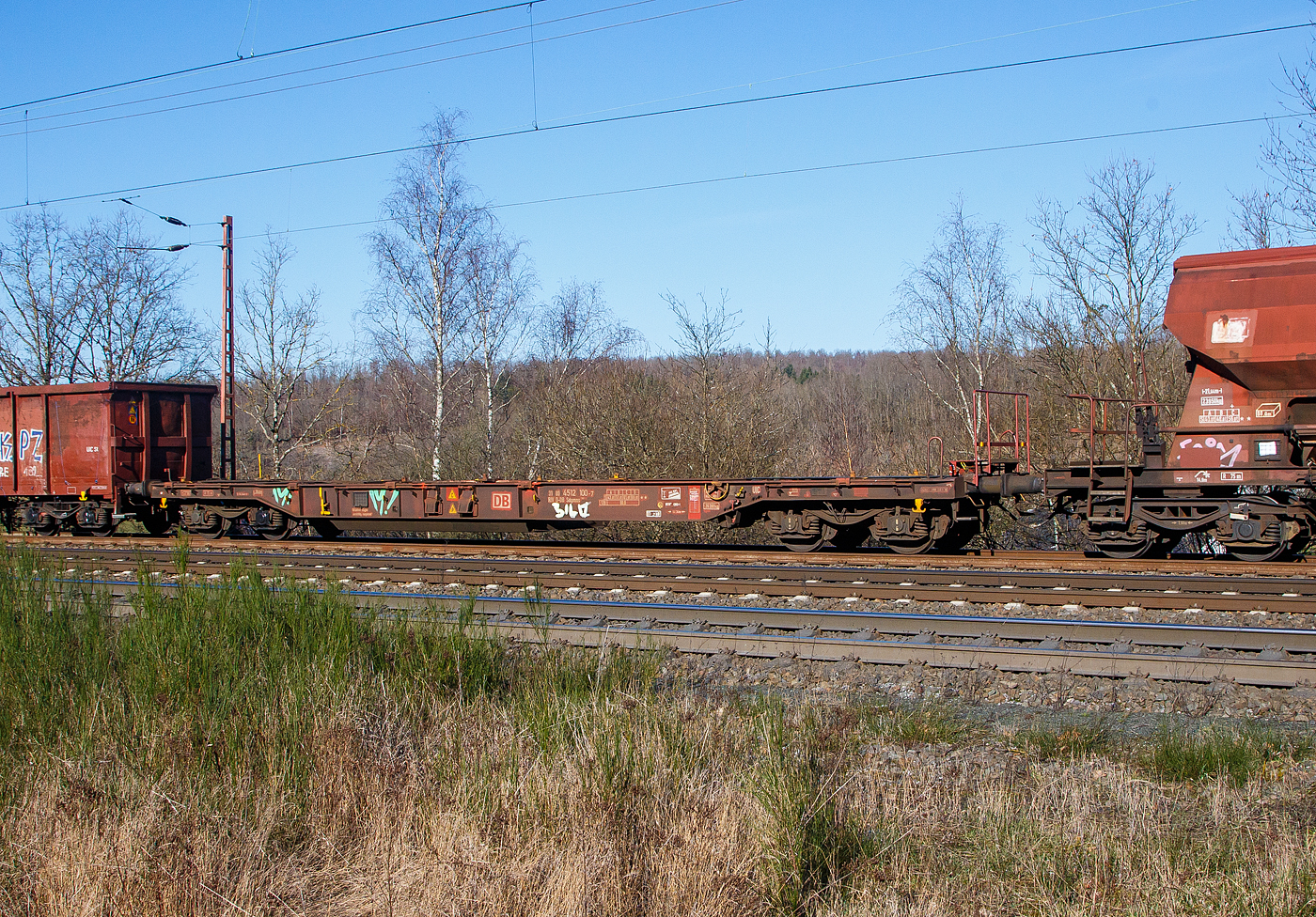 Leerer vierachsiger Drehgestell-Taschenwagen für den Transport von Sattelaufliegern und Container 31 80 4512 100-7 D-DB, der Gattung Sdgmns 743, der DB Cargo AG, am 07.02.2023 im Zugverband bei einer Zugdurchfahrt bei Wilnsdorf-Rudersdorf. 

Dieser Wagen wurden bereits 1990 von der Waggonfabrik Talbot in Aachen gebaut.

1990/91 liefert Talbot 170 Taschenwagen an Kombiwaggon, hauptsächliche für die Beförderung von Sattelaufliegern, die bei der DB als Sdgmns 743 bezeichnet werden. Von den Sdkmss 707 unterscheiden sie sich durch ihre zwei Meter größere Länge und höhere Lastgrenzen. Die Wagen entsprechen weitestgehend dem UIC-Standard-Taschenwagen-Typ 1b (T3), haben jedoch feste statt verstellbare Radmulden und verkürzte Taschen. Die Taschenwagen verfügen zusätzlich für den Wechselbehälter- und Container-Transport über 14, zum Teil in Wagenlängsrichtung verschiebbare und klappbare Aufsetzzapfen. In Anlehnung an das damalige Farbschema der DB erhielten die Wagen eine orientrote Lackierung mit dem lichtgrauen Schriftzug  Kombiwaggon . Ab 1994 werden die Wagen sukzessive nicht mehr als [P]-Wagen geführt, aber weiterhin von Kombiwaggon bewirtschaftet. Der Schriftzug  Kombiwaggon  wird nach der Übernahme an den meisten Wagen übermalt und das DB-Logo angebracht.

TECHNISCHE DATEN:
Spurweite: 1.435 mm
Länge über Puffer: 18.340 mm
Drehzapfenabstand: 13.300 mm
Achsabstand im Drehgestellen: 1.800 mm
Ladelänge: 17.100 mm
Eigengewicht: ca. 20.200 kg 
Max. Zuladung bei Lastgrenze S: 69,0  t (ab Streckenklasse D)
Max. Geschwindigkeit: 100 km/h (beladen) / 120 km/h (leer)
Kleinster befahrbarer Gleisbogen: R 75 m
Bremse: KE-GP-A (LL)
Feststellbremse: Ja 
Intern. Verwendungsfähigkeit: RIV