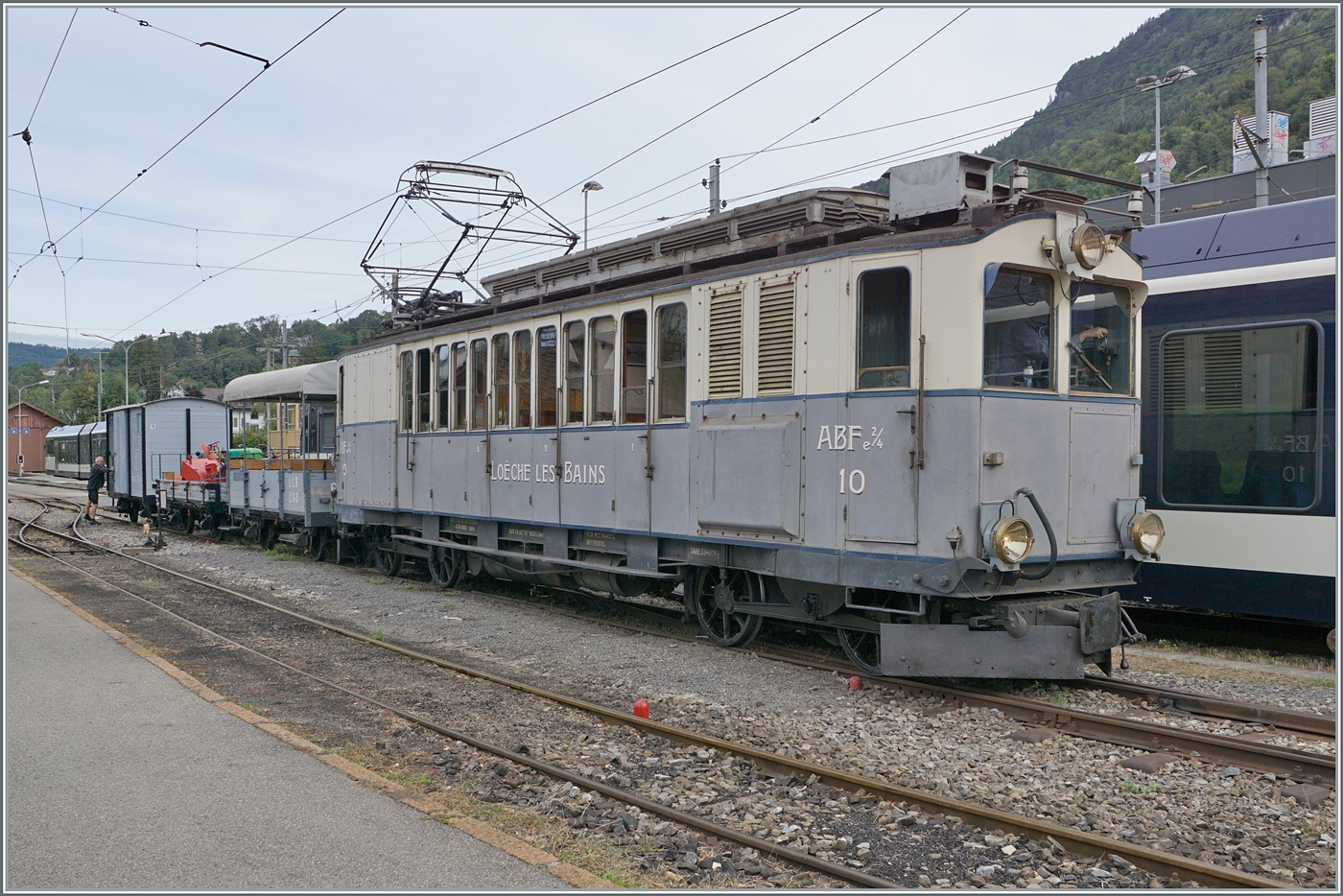 Les chemins de fer disparus - Die verschwundenen Bahnen (LLB 1915- 1967)

Der Leuk Leukerbad Bahn (LLB) Triebwagen mit der Anschrift ABFe 2/4 N° 10 der Blonay Chamby Bahn steht mit seinem Museumszug N° 1009 nach Chaulin in Blonay zur Abfahrt bereit. 

13. September 2025