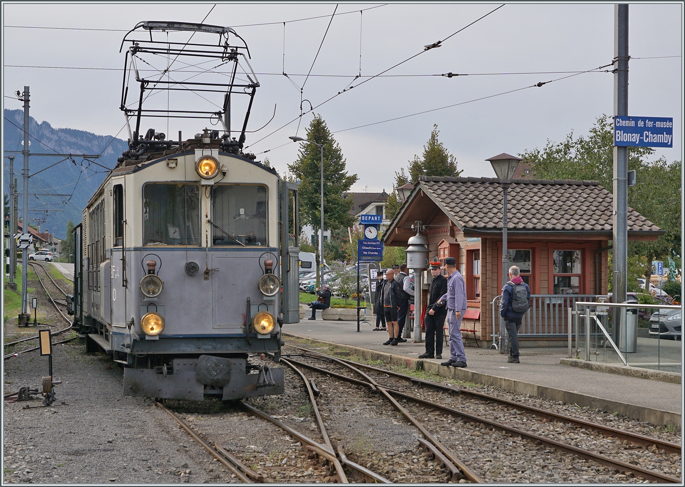 Les chemins de fer disparus - Die verschwundenen Bahnen (LLB 1915- 1967)

Der Leuk Leukerbad Bahn (LLB) Triebwagen mit der Anschrift ABFe 2/4 N° 10 der Blonay Chamby Bahn hat mit seinem Museumszug N° 1006 von Chaulin kommend, Blonay erreicht.

13. September 2025