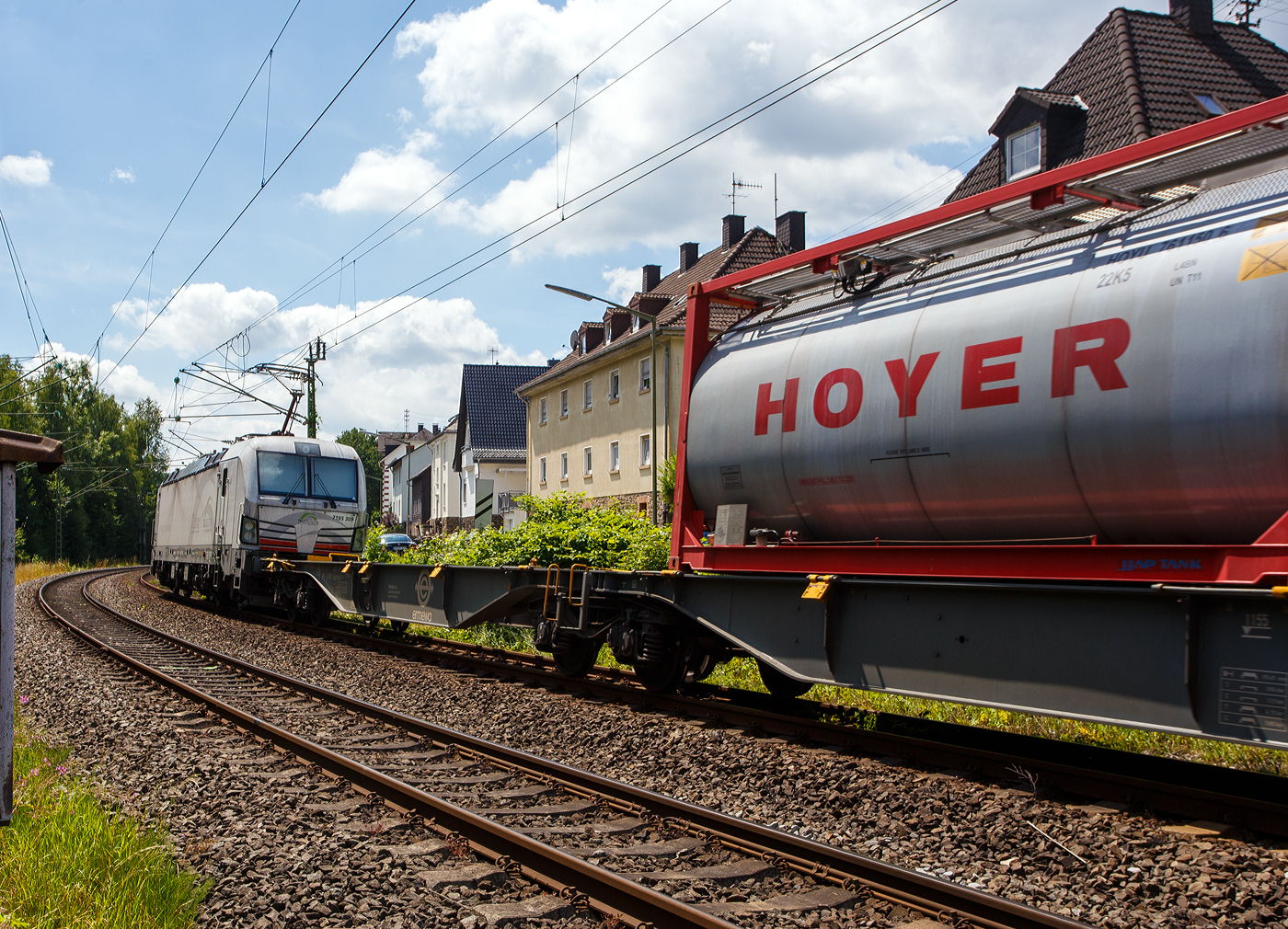 Meine erste SIEMENS Vectron mit 7 vor der 193, sowie eine ersten eigenen SIEMENS Vectron der TX Logistik AG, bisher hatte diese nur Loks angemietet. Die recht neue weiße TXL 7193 309 „Connected to Nature“ (91 80 7193 309-0 D-TXL) der TXL - TX Logistik AG (Troisdorf) fährt am 17 Juli 2025, mit einem KLV-Zug, durch Kirchen (Sieg), hier beim Bü km 121,192 in Richtung Betzdorf bzw. Köln.

Nochmals einen lieben Gruß an den netten Lokführer zurück.

Die SIEMENS Vectron MS (X4E) wurde 2024 von Siemens Mobility in München-Allach unter der Fabriknummer 23562 gebaut und am 03.01.2025 an die TXL ausgeliefert. Die mit 6.400 kW konzipierte Mehrsystemlok ist in der Variante A22-11i ausgeführt und hat so die und hat so die Zulassungen und entspr. Länderpakete für Deutschland, Österreich, Schweiz, Italien und die Niederlande (D / A / CH / I / NL).

Über TX Logistik AG
TX Logistik wurde 1999 als privates Eisenbahnverkehrsunternehmen gegründet und bietet mit Verbindungen in elf Ländern ein leistungsfähiges europäisches Netzwerk. Das Unternehmen verfügt über Tochtergesellschaften in der Schweiz, Österreich, Dänemark und Schweden sowie eine lokale Präsenz in Italien. In den Geschäftsbereichen Intermodal und Rail Freight entwickelt TX Logistik umfassende Schienenlösungen für kontinentale und maritime Verkehre sowie maßgeschneiderte Konzepte für konventionelle Fracht. Mit 650 Mitarbeitern und 8,6 Milliarden gefahrenen Tonnenkilometern erwirtschaftete das Unternehmen 2021 einen Jahresumsatz von 253 Millionen Euro. Seit Januar 2017 gehört TX Logistik zu 100 Prozent der Mercitalia Logistics S.p.A., einer Tochtergesellschaft der FS - Ferrovie dello Stato Italiane. Mittlerweile gehört das Unternehmen mit zu den Größten für den Schienengüterverkehr in Europa.

Das Unternehmen bietet den ganzen Umfang an Schienengüterverkehr, inklusive Containertransport und kombiniertem Verkehr an. Wichtigste Transportstrecken sind von den Häfen Hamburg, Bremerhaven, Rotterdam und Antwerpen nach Süddeutschland, Schweiz, Österreich und Italien.

TX Logistik setzt nun auf eigene Vectron Loks:
Anfang Oktober 2024 hat die TX Logistik AG ersten drei von 40 modernen Vectron-Lokomotiven des Herstellers Siemens Mobility aufs Gleis gesetzt, die das zur Mercitalia Logistics (FS Italiane Group) gehörende Schienenlogistikunternehmen im Mai 2023 bestellt hatte. Die Erweiterung der Fahrzeugflotte ist für TX Logistik eine wichtige Voraussetzung, um im intermodalen und grenzüberschreitenden Schienengüterverkehr weiter zu wachsen. Die neuen Lokomotiven werden vor allem auf dem Brenner- und dem Schweiz-Korridor eingesetzt, den strategisch wichtigen Nord-Süd-Achsen in Europa.

Beide Korridore sind stark frequentiert und stellen hohe Anforderungen an die eingesetzten Lokomotiven – von der Zugkraft über die Stabilität bis hin zur grenzüberschreitenden Systemkompatibilität. TX Logistik hat dazu die Maschinen mit verschiedenen Länderpaketen bestellt. 20 Vectron erhalten das Länderpaket für den Betrieb in Deutschland, Österreich, Schweiz, Italien und den Niederlanden (D-A-CH-I-NL) und sollen bis Anfang 2025 übergeben werden. Die Auslieferung der 20 Lokomotiven mit der Ausstattung für den deutsch-österreichisch-italienischen Korridor (D-A-I) soll bis zum Jahresende 2025 erfolgen.

Die Entscheidung für den Kauf der Vectron-Lokomotiven unterstreicht zugleich das Bestreben von TX Logistik, Schienengüterverkehre als umweltfreundliche und effiziente Alternative zum Straßentransport weiter voranzutreiben. Um dies zu unterstreichen und gleichzeitig für den Einstieg in den intermodalen Transport zu werben, hat die erste der drei Vectrons, die im Zughotel in Braunschweig übergeben wurden, eine spezielle Lok-Beklebung mit dem Schriftzug „Start now (Nature). Driven by Green Passion“ erhalten.

Die neuen Loks bieten mit ihrer Flexibilität und Leistungsfähigkeit ideale technische Voraussetzungen, um den steigenden Anforderungen des europäischen Güterverkehrs gerecht zu werden. Mit der modernen Vectron-Flotte, so TX Logistik, sei man mittelfristig nun in der Lage, die Kapazitäten auf dem Brenner- und dem Schweiz-Korridor deutlich zu erhöhen sowie die Effizienz und Zuverlässigkeit im Schienengüterverkehr weiter zu verbessern.
