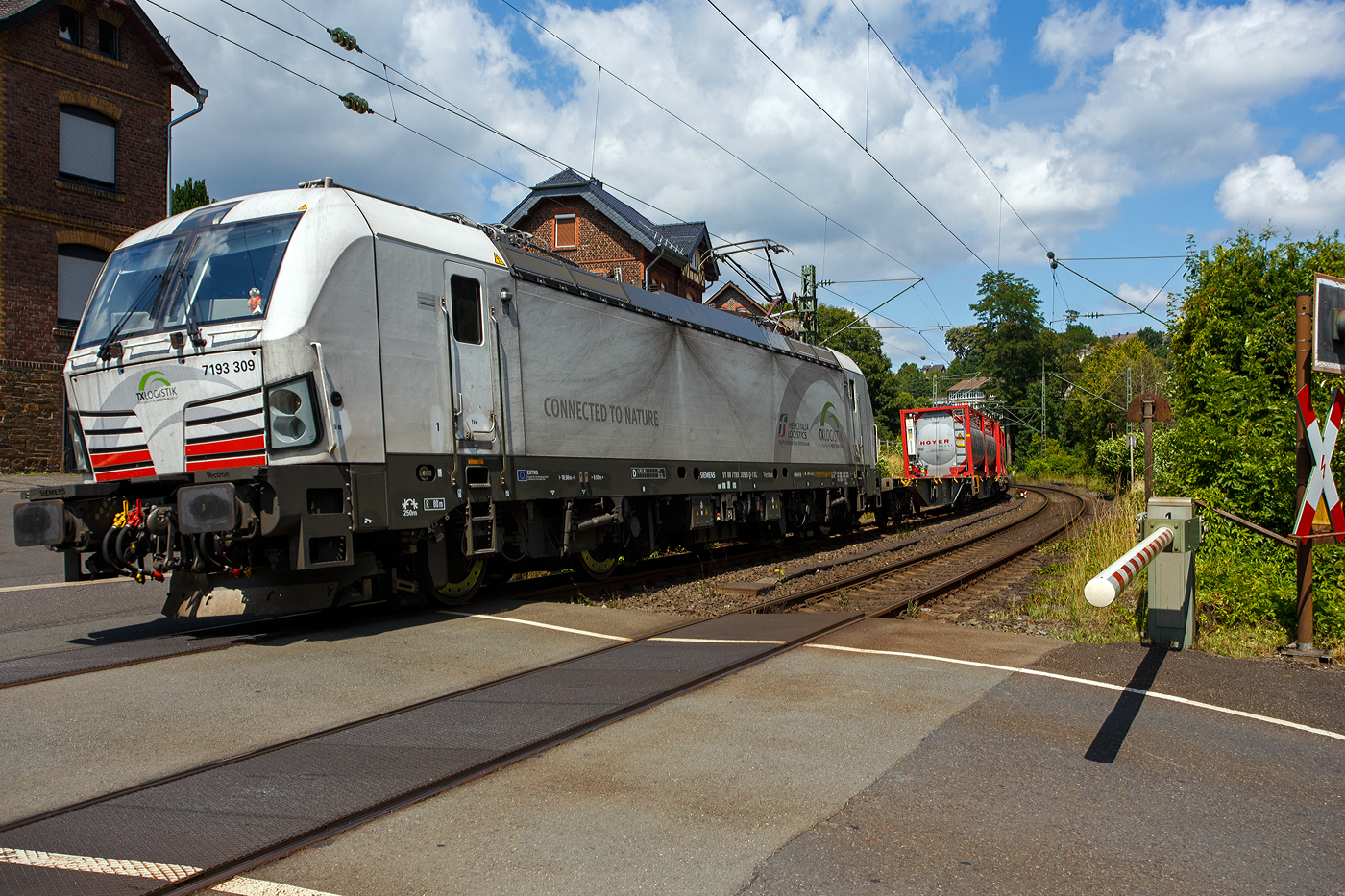 Meine erste SIEMENS Vectron mit 7 vor der 193, sowie eine ersten eigenen SIEMENS Vectron der TX Logistik AG, bisher hatte diese nur Loks angemietet. Die recht neue weiße TXL 7193 309 „Connected to Nature“ (91 80 7193 309-0 D-TXL) der TXL - TX Logistik AG (Troisdorf) fährt am 17 Juli 2025, mit einem KLV-Zug, durch Kirchen (Sieg), hier beim Bü km 121,192 in Richtung Betzdorf bzw. Köln.

Nochmals einen lieben Gruß an den netten Lokführer zurück.

Die SIEMENS Vectron MS (X4E) wurde 2024 von Siemens Mobility in München-Allach unter der Fabriknummer 23562 gebaut und am 03.01.2025 an die TXL ausgeliefert. Die mit 6.400 kW konzipierte Mehrsystemlok ist in der Variante A22-11i ausgeführt und hat so die und hat so die Zulassungen und entspr. Länderpakete für Deutschland, Österreich, Schweiz, Italien und die Niederlande (D / A / CH / I / NL).

Über TX Logistik AG
TX Logistik wurde 1999 als privates Eisenbahnverkehrsunternehmen gegründet und bietet mit Verbindungen in elf Ländern ein leistungsfähiges europäisches Netzwerk. Das Unternehmen verfügt über Tochtergesellschaften in der Schweiz, Österreich, Dänemark und Schweden sowie eine lokale Präsenz in Italien. In den Geschäftsbereichen Intermodal und Rail Freight entwickelt TX Logistik umfassende Schienenlösungen für kontinentale und maritime Verkehre sowie maßgeschneiderte Konzepte für konventionelle Fracht. Mit 650 Mitarbeitern und 8,6 Milliarden gefahrenen Tonnenkilometern erwirtschaftete das Unternehmen 2021 einen Jahresumsatz von 253 Millionen Euro. Seit Januar 2017 gehört TX Logistik zu 100 Prozent der Mercitalia Logistics S.p.A., einer Tochtergesellschaft der FS - Ferrovie dello Stato Italiane. Mittlerweile gehört das Unternehmen mit zu den Größten für den Schienengüterverkehr in Europa.

Das Unternehmen bietet den ganzen Umfang an Schienengüterverkehr, inklusive Containertransport und kombiniertem Verkehr an. Wichtigste Transportstrecken sind von den Häfen Hamburg, Bremerhaven, Rotterdam und Antwerpen nach Süddeutschland, Schweiz, Österreich und Italien.

TX Logistik setzt nun auf eigene Vectron Loks:
Anfang Oktober 2024 hat die TX Logistik AG ersten drei von 40 modernen Vectron-Lokomotiven des Herstellers Siemens Mobility aufs Gleis gesetzt, die das zur Mercitalia Logistics (FS Italiane Group) gehörende Schienenlogistikunternehmen im Mai 2023 bestellt hatte. Die Erweiterung der Fahrzeugflotte ist für TX Logistik eine wichtige Voraussetzung, um im intermodalen und grenzüberschreitenden Schienengüterverkehr weiter zu wachsen. Die neuen Lokomotiven werden vor allem auf dem Brenner- und dem Schweiz-Korridor eingesetzt, den strategisch wichtigen Nord-Süd-Achsen in Europa.

Beide Korridore sind stark frequentiert und stellen hohe Anforderungen an die eingesetzten Lokomotiven – von der Zugkraft über die Stabilität bis hin zur grenzüberschreitenden Systemkompatibilität. TX Logistik hat dazu die Maschinen mit verschiedenen Länderpaketen bestellt. 20 Vectron erhalten das Länderpaket für den Betrieb in Deutschland, Österreich, Schweiz, Italien und den Niederlanden (D-A-CH-I-NL) und sollen bis Anfang 2025 übergeben werden. Die Auslieferung der 20 Lokomotiven mit der Ausstattung für den deutsch-österreichisch-italienischen Korridor (D-A-I) soll bis zum Jahresende 2025 erfolgen.

Die Entscheidung für den Kauf der Vectron-Lokomotiven unterstreicht zugleich das Bestreben von TX Logistik, Schienengüterverkehre als umweltfreundliche und effiziente Alternative zum Straßentransport weiter voranzutreiben. Um dies zu unterstreichen und gleichzeitig für den Einstieg in den intermodalen Transport zu werben, hat die erste der drei Vectrons, die im Zughotel in Braunschweig übergeben wurden, eine spezielle Lok-Beklebung mit dem Schriftzug „Start now (Nature). Driven by Green Passion“ erhalten.

Die neuen Loks bieten mit ihrer Flexibilität und Leistungsfähigkeit ideale technische Voraussetzungen, um den steigenden Anforderungen des europäischen Güterverkehrs gerecht zu werden. Mit der modernen Vectron-Flotte, so TX Logistik, sei man mittelfristig nun in der Lage, die Kapazitäten auf dem Brenner- und dem Schweiz-Korridor deutlich zu erhöhen sowie die Effizienz und Zuverlässigkeit im Schienengüterverkehr weiter zu verbessern.
