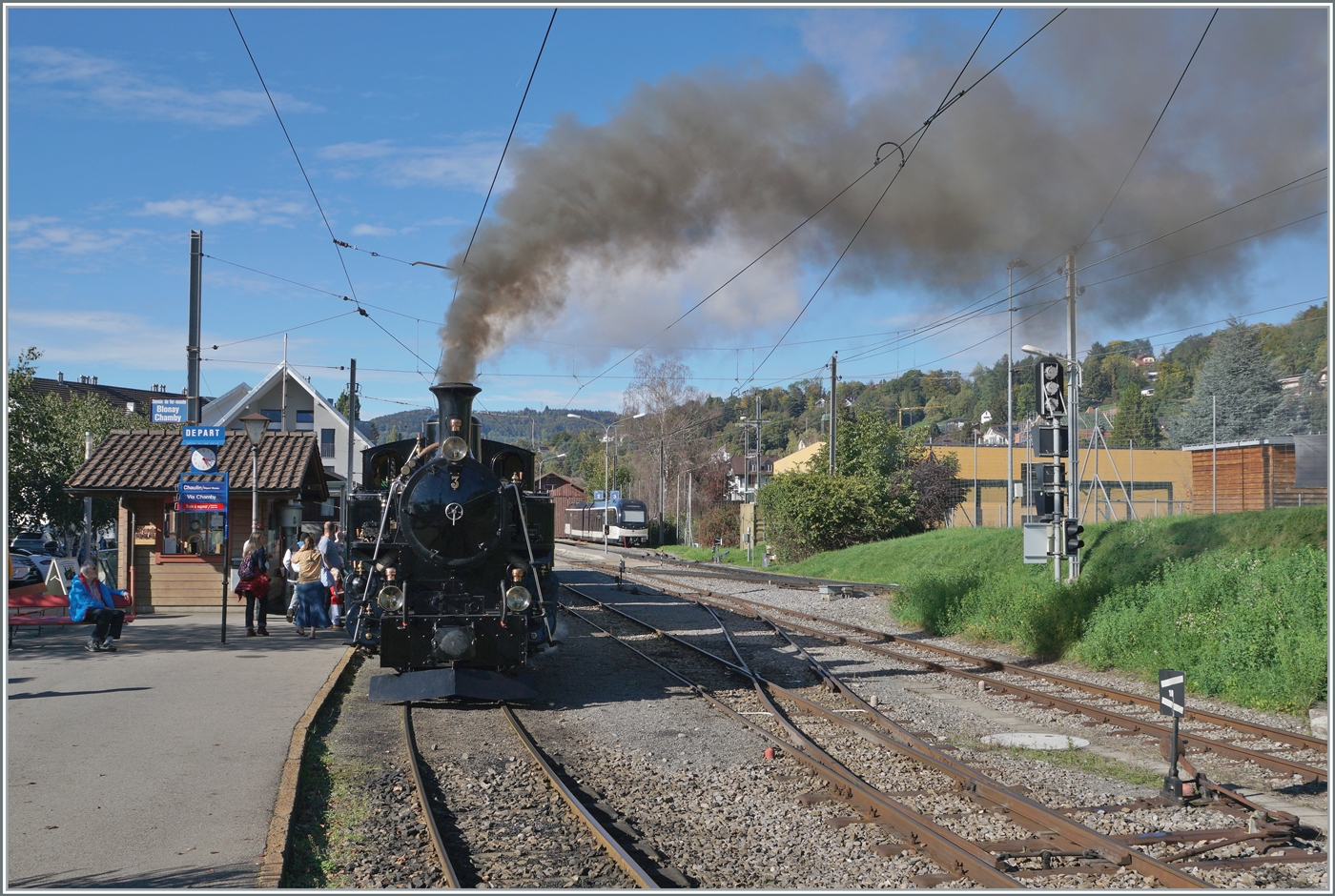 Meiner Ansicht nach verfeuert die B-C seit neustem recht  fotogene  Kohle; jedenfals raucht die BFD HG 3/4 N° 3 der Blonay-Chamby Bahn vor der Abfahrt in Blonay nach Chamby wunderschön. 

15. OK.t 2022