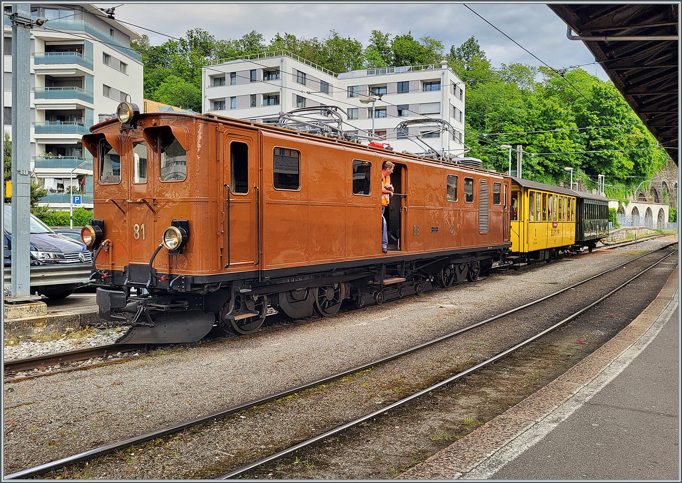 Mit der Bernina Bahn Ge 4/4 81. dem RhB Salonwagen As 2 und dem RhB Abteilwagen BC 2 121 steht in Vevey eine  Reinrassige  RhB Komposition als Blonay-Chamby Riviera Belle Epoque Express zur Abfahrt nach Chaulin bereit. 

26. Mai 2024