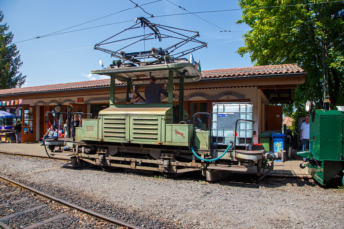 Mit einem 1m�-Wassertank und einer Motorspritze ausgestatte, als L�schzug, der Te 2/2 926 der Museumsbahn Blonay-Chamby, ex VBZ (Verkehrsbetriebe Z�rich) Schienentraktor Xe 2/2 – 1926, ex Xe 2/2 – 926, ex StStZ Xe 2/2 – 926, der Museumsbahn Blonay-Chamby am 27.05.2023 im Museum Chaulin. 

Der Te 2/2 Schienentraktor wurde 1935 von der damaligen St�dtische Stra�enbahn Z�rich (StStZ) selbst gebaut, der elektrische Teil ist von der Maschinenfabrik Oerlikon (MFO). Gebaut worden sind, zwische1930 und 1935, drei dieser Rangiermaschinen Nr. 924-926 (ab 1946 in Nr. 1924 bis1926), dabei wurden Untergestell, Elektrik und Motoren von Ce 2/2 Triebwagen der Serie 57-84 (mit markantem Peckham-Untergestell) verwendet. 

Die drei Man�vrierwagen von erhielten zur Erleichterung der Fahrtrichtungswechsel von Anfang an einen Pantografen statt des umst�ndlichen Lyrab�gels. Die Rangierer f�gten in den Depots den Triebwagen f�r die Hauptverkehrszeit die Beiwagen zu. Die F�hrerst�nde waren l�ngs eingebaut, mit freier Sicht auf die Kupplungen, so konnte man mit ihnen sozusagen millimetergenau anfahren. Ihr gr�ner Anstrich und das charakteristische Fahrverhalten trugen ihnen den Spitznamen „Laubfrosch“ ein.

Speziell f�r Z�rich war die gro�e Flotte von Rangierfahrzeugen. Diese hatten die Aufgabe, f�r die Sto�zeit Verst�rkungswagen beizustellen und danach wieder von den Tramz�gen abzuziehen. Dazu geh�rten auch Fahrten zwischen dem zugeteilten Depot und den Bereitstellungsgleisen an Wendeschleifen. Ende der 1960ziger Jahre wurde, durch die gro�e Zahl angeschafften Mirage-Gelenkz�ge, die Flotte von 24 St�ck Rangierfahrzeugen �berfl�ssig. Das Beistellen und Abziehen von Tramanh�ngern vor und nach der Sto�zeit war nun �berfl�ssig. So war 1969 war ihre Zeit abgelaufen. W�hrend die beiden Xe 2/2 1924 und 1025 St�ck abgebrochen wurden, �bergab die Stadt Z�rich Xe 2/2 1926 an die eben im Aufbau begriffene Museumsbahn Blonay - Chamby BC. Dort leistete das gut unterhaltene und sehr bewegliche Triebfahrzeug wertvolle Dienste bei der Wiederinbetriebnahme der Strecke und beim Bau des Depots. Heute wird der „Laubfrosch“ mit seiner alten Z�rcher Nummer 926 bestimmungsgem�� als Rangierfahrzeug auf dem Depotareal der BC benutzt. Hier kann der Laubfrosch seine St�rken ausspielen. F�r den Einsatz auf der Museumsbahn musste Xe 2/2 926 die +GF+-Kupplung gegen eine herk�mmliche Mittelpufferkupplung tauschen. Um den Betrieb unter der Spannung von 1000 V DB (MOB-GFM) zu erm�glichen, wurde ein zus�tzlicher Widerstand montiert, die Stra�enbahn Z�rich fuhrt ja unter 700 V DC. Trotz der zus�tzlichen Widerst�nde leistet er sehr gute Arbeitet bei der BC. Bei der Museumsbahn Blonay–Chamby t�gt der Te 926 nicht den Spitznamen „Laubfrosch“ sondern „Le Bouc“ (Der Bock).

Hier wurde das Fahrzeug pr�ventiv als L�schfahrzeug, f�r evtl. Bek�mpfung von B�schungsbr�nden nach Funkenwurf durch die Dampflokomotive, vorgehalten. Gelegentlich r�ckt die BC Xe 2/2 926 mit dem Sprengwagen Xe 2/2 1, ex Stra�enbahn Biel aus, der noch nicht wieder mit Fahrmotoren ausger�stet ist.

TECHNISCHE DATEN:
Spurweite: 1.000 mm (Meterspur)
Gewicht: 9,3 t
H�chstgeschwindigkeit: 36 Km/h
Leistung: 2 x 44 kW = 88 kW (120 PS)
Triebraddurchmesser: 840 mm (neu)
Getriebe�bersetzung: 1:4,277
Spannung: (urspr�nglich) 700 V DC, bei der BC 1000 V DC

Quellen: BC, Drehscheibe
