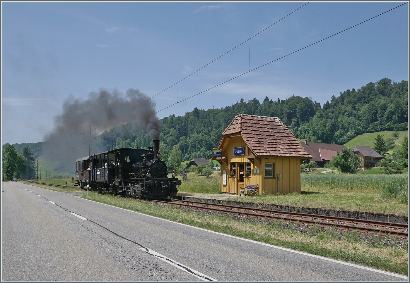Mit einem Dampfzug der  Emmentalbahn  auf der Fahrt nach Wasen i. E. erreicht die E 3/3 853 (UIC 90 85 0008 573-3) den Halt Oberei; ein Halt auf Verlangen. Die Strecke wird zwar nicht mehr von Fahrplanmässigen Reisezügen befahren, aber Bahnhofsgebäude ist weiterhin in  Betrieb  einerseits als Bushaltestelle und andererseits dient der Wartesaal als Hofladen; und einmal pro Monat verkehrt - so steht es auf dem angeschlagenen Fahrplan - ein Museumszug der Emmentalbahn von Wasen nach Huttwil und zurück. 

14. Juni 2025