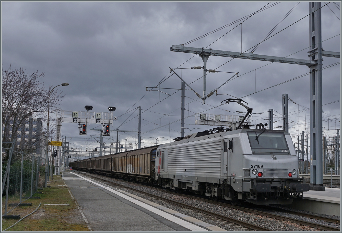 Mit einem sehr langen Mineralwasserzug sind die beiden akiem BB 37028 an der Spitze und BB 27169 am Schluss in Annemasse auf dem Weg in Richtung Bellegarde. 

10. März 2023