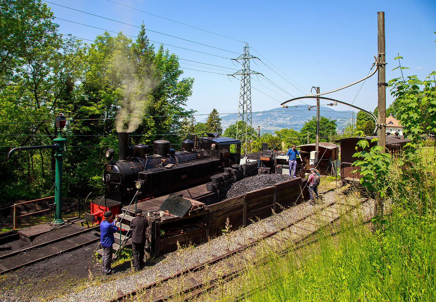 Museumsbahn-Romantik pur – Pfingsten 2023 (Samstag 27. bis Montag 29. Mai 2023) fand bei der Museumsbahn Blonay–Chamby das Schweizer Dampffestival 2023 / Festival suisse de la Vapeur 2023 statt.

Bei der Dampflok-Wartungsstelle der Museumsbahn Blonay–Chamby beim Museumsareal in Chaulin steht am 27.05.2023 die G 2x2/2 Mallet-Dampflok 105  Todtnau  der Museumsbahn Blonay–Chamby, ex SEG 105  Todtnau .  
