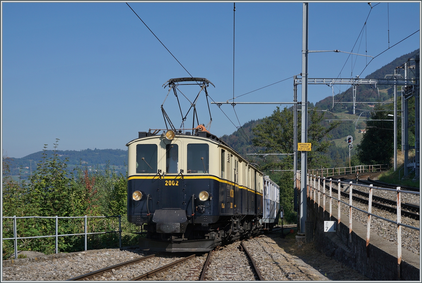 Nach der Fahrzeugparade mit dem ASD BCFe 4/4 N° 1, dem MOB BCFe 4/4 N° 11 (Baujahr 1905) und DZe 6/6 2002 (Baujahr 1932) mussten die Gleise rasch wieder geräumt werden, im Bild schiebt der FZe 6/6 2002 den MOB BCFe 4/4 No 11 in Chamby in Richtung Chaulin.

10. Sept. 2023