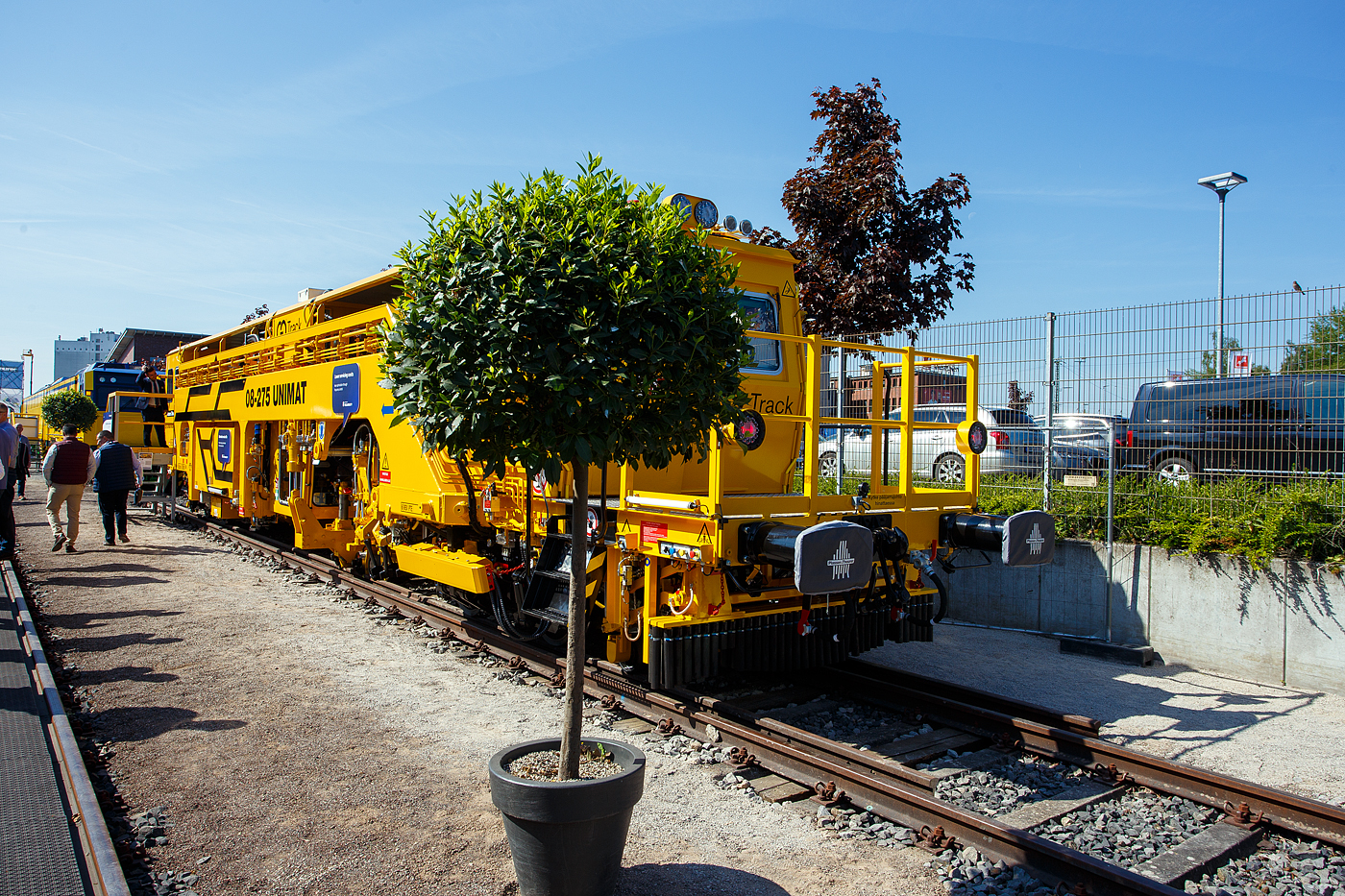 Nach fast 40 Jahren im Einsatz, nach erfolgreichen Retrofit/Modernisierung bald wieder im Einsatz. Plasser & Theurer präsentierte auf der 29. Internationale Ausstellung Fahrwegtechnik 2025 (iaf) in Münster (hier am 20 Mai 2025) die Retrofit/Modernisierte Breitspur Universalstopfmaschine 08 - 275 UNIMAT (Baujahr 1985), EST-GTRCK 99 26 0221 002-1, der estnischen Gleisbauunternehmen GoTrack.

Retrofits von Plasser & Theurer überzeugen immer mehr Kunden. 2023 entschied sich auch das estnische Gleisbauunternehmen GoTrack, einen Unimat 08-275 mit Baujahr 1985 komplett überholen und modernisieren zu lassen. 

GoTrack ist eines der größten Bahninfrastruktur-Unternehmen in Estland. Gegründet im Jahr 2005, schloss es bereits eine Vielzahl unterschiedlicher Projekte erfolgreich ab: Verlegung neuer Schienen, Wartung bestehender Gleise, Design und Bau von Zugsicherungssystemen, Oberleitungen und Bahnübergängen. Dabei setzte das dynamische und qualitätsbewusste Team seit Langem auch auf Maschinen Plasser & Theurer aus Linz/Donau (A). Bisher wurden nur gebrauchte Maschinen zumeist in Finnland erworben (die Spurweiten in Estland und Finnland sind ja fast gleich, 1.520 mm bzw. 1.524 mm) und in den eigenen Werkstätten in Schuss gehalten. Die erforderlichen Ersatzteile wurden in der Regel direkt von Plasser & Theurer bezogen. Daraus entwickelte sich im Lauf der Jahre eine erfolgreiche Partnerschaft.

Im Jahr 2021 erhielt Plasser & Theurer eine Anfrage von Ersatzteilen für die große Überholung von dem Unimat 08-275 mit Baujahr 1985. Die Arbeiten wollte GoTrack wie gewohnt vom eigenen Personal vor Ort durchführen lassen. Aus der Anfrage wurde jedoch ein Gespräch über die Möglichkeiten, die P&T im Rahmen einer derartigen Überholung anbieten konnten. Das Thema „Retrofit“, also Überholung inklusive Modernisierung, kam auf den Tisch. Und es sollte nicht lange dauern, bis die Fachleute von GoTrack erkannten, dass die Vorteile dieses Angebots klar überwogen

Umfassende Überholung und Einbau moderner Komponenten
Nach der Vertragsunterzeichnung wurde der Unimat 08-275 im Juli 2024 noch in Estland bei GoTrack komplett demontiert und am Ende des Monats in Linz angeliefert. Von der Originalmaschine blieben nur der Fahrgestellrahmen, der Dieseltank und der Hydrauliktank sowie die drei Kabinen.

Die Liste an Komponenten, die eingebaut wurden, umfasste zahlreiche Bauteile:
•	Komplett neues Design und neue ergonomische Ausstattung für drei Kabinen (inklusive Heizsysteme, Klimaanlagen und Scheibenheizungen)
•	Neuer Dieselmotor
•	Generalüberholte Drehgestelle
•	Generalüberholtes Bremssystem
•	Neues Hydrauliksystem
•	Neues Elektriksystem inklusive Umrüstung auf LED-Lichtsystem
•	Upgrade auf SmartALC und DRP
•	Generalüberholte Stopfaggregate
•	Drehzahlsteuerung für die Stopfaggregate
•	Generalüberholtes Hebe- und Richtaggregat

TECHNISCHE DATEN:
Spurweite: 1.520 mm (Breitspur)
Länge über Puffer: 19.140 mm
Drehzapfenabstand: 11.500 mm
Achsanzahl: 4
Höchstgeschwindigkeit: 90 km/h eigen / 100 km/h geschleppt
Max. Achslast: 13,5 t
Bremse: KE-GP mZ (K)
Bremssohle: J 816
