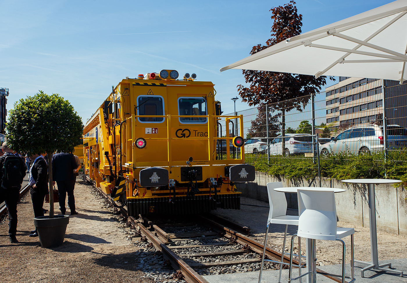 Nach fast 40 Jahren im Einsatz, nach erfolgreichen Retrofit/Modernisierung bald wieder im Einsatz. Plasser & Theurer präsentierte auf der 29. Internationale Ausstellung Fahrwegtechnik 2025 (iaf) in Münster (hier am 20 Mai 2025) die Retrofit/Modernisierte Breitspur Universalstopfmaschine 08 - 275 UNIMAT (Baujahr 1985), EST-GTRCK 99 26 0221 002-1, der estnischen Gleisbauunternehmen GoTrack.

Retrofits von Plasser & Theurer überzeugen immer mehr Kunden. 2023 entschied sich auch das estnische Gleisbauunternehmen GoTrack, einen Unimat 08-275 mit Baujahr 1985 komplett überholen und modernisieren zu lassen. 

GoTrack ist eines der größten Bahninfrastruktur-Unternehmen in Estland. Gegründet im Jahr 2005, schloss es bereits eine Vielzahl unterschiedlicher Projekte erfolgreich ab: Verlegung neuer Schienen, Wartung bestehender Gleise, Design und Bau von Zugsicherungssystemen, Oberleitungen und Bahnübergängen. Dabei setzte das dynamische und qualitätsbewusste Team seit Langem auch auf Maschinen Plasser & Theurer aus Linz/Donau (A). Bisher wurden nur gebrauchte Maschinen zumeist in Finnland erworben (die Spurweiten in Estland und Finnland sind ja fast gleich, 1.520 mm bzw. 1.524 mm) und in den eigenen Werkstätten in Schuss gehalten. Die erforderlichen Ersatzteile wurden in der Regel direkt von Plasser & Theurer bezogen. Daraus entwickelte sich im Lauf der Jahre eine erfolgreiche Partnerschaft.

Im Jahr 2021 erhielt Plasser & Theurer eine Anfrage von Ersatzteilen für die große Überholung von dem Unimat 08-275 mit Baujahr 1985. Die Arbeiten wollte GoTrack wie gewohnt vom eigenen Personal vor Ort durchführen lassen. Aus der Anfrage wurde jedoch ein Gespräch über die Möglichkeiten, die P&T im Rahmen einer derartigen Überholung anbieten konnten. Das Thema „Retrofit“, also Überholung inklusive Modernisierung, kam auf den Tisch. Und es sollte nicht lange dauern, bis die Fachleute von GoTrack erkannten, dass die Vorteile dieses Angebots klar überwogen

Umfassende Überholung und Einbau moderner Komponenten
Nach der Vertragsunterzeichnung wurde der Unimat 08-275 im Juli 2024 noch in Estland bei GoTrack komplett demontiert und am Ende des Monats in Linz angeliefert. Von der Originalmaschine blieben nur der Fahrgestellrahmen, der Dieseltank und der Hydrauliktank sowie die drei Kabinen.

Die Liste an Komponenten, die eingebaut wurden, umfasste zahlreiche Bauteile:
•	Komplett neues Design und neue ergonomische Ausstattung für drei Kabinen (inklusive Heizsysteme, Klimaanlagen und Scheibenheizungen)
•	Neuer Dieselmotor
•	Generalüberholte Drehgestelle
•	Generalüberholtes Bremssystem
•	Neues Hydrauliksystem
•	Neues Elektriksystem inklusive Umrüstung auf LED-Lichtsystem
•	Upgrade auf SmartALC und DRP
•	Generalüberholte Stopfaggregate
•	Drehzahlsteuerung für die Stopfaggregate
•	Generalüberholtes Hebe- und Richtaggregat

TECHNISCHE DATEN:
Spurweite: 1.520 mm (Breitspur)
Länge über Puffer: 19.140 mm
Drehzapfenabstand: 11.500 mm
Achsanzahl: 4
Höchstgeschwindigkeit: 90 km/h eigen / 100 km/h geschleppt
Max. Achslast: 13,5 t
Bremse: KE-GP mZ (K)
Bremssohle: J 816
