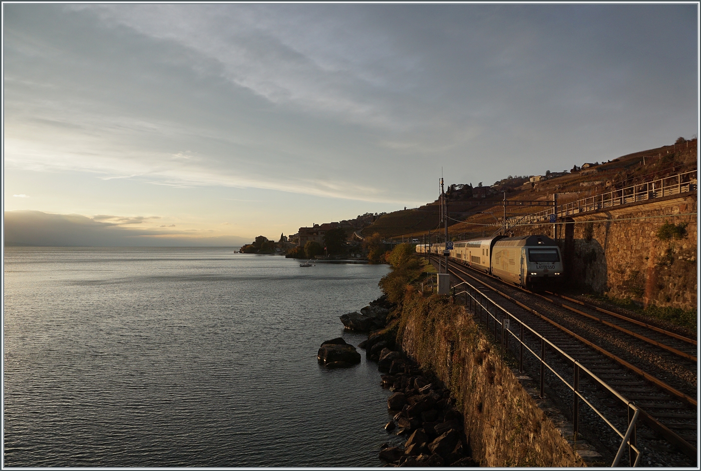 Nachdem die Herbstabend Stimmung Gefallen gefunden hat, hier noch ein Bild mit dem nun definitiv letzten Licht des Tages im Lavaux zwischen Rivaz und St-Saphorin: Die SBB Re 460 037  Lattesso  ist mit ihrem IR 90 auf dem Weg nach Brig. 

12. Nov. 2024