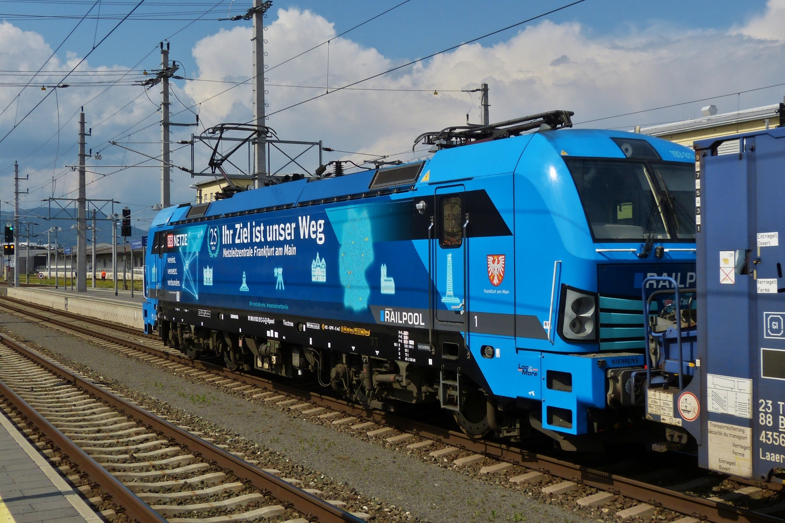 Nachschuss auf Railpool Lok 193 813, diese muss kurz mit einen langen Autozug im Bahnhof von Graz halt machen. 02.06.2023