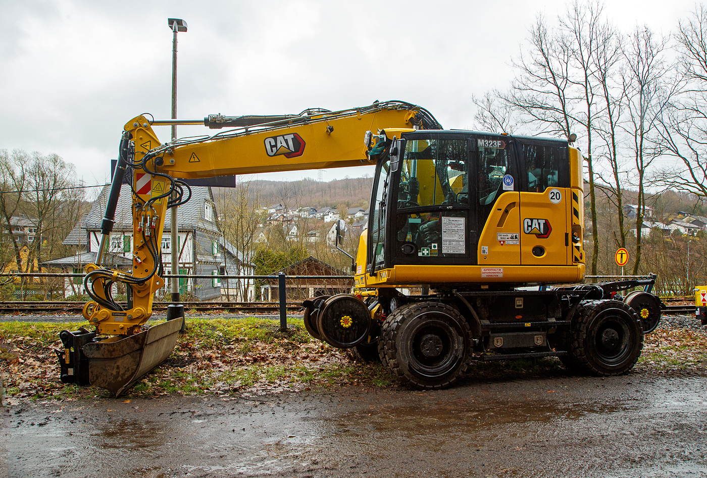 Neuer Zweiwegebagger....
Der Caterpillar CAT M323F Zweiwegebagger mit hydrostatischem Schienenradantrieb (Serien-Nr. RH600 160), Kleinwagen Nr. D-ZBM 99 80 9902 510-3 der ZEPPELIN Baumaschinen GmbH (Garching) ist am 01.04.2023 beim Hp Gr�nebach Ort (an der Hellertalbahn) abgestellt. 

Der Zweiwegebagger wurde im Juni 2022 unter der Fabrik-Nr. CAT M323FERH600160 gebaut.

Schienenradantrieb
Der CAT Zweiwegebagger mit hydrostatischem Schienenradantrieb (vom franz�sischen Spezialmaschinenbauer UNAC) ist konsequent f�r den Einsatz auf der Schiene entwickelt. Mit seinem kurzen Heck, dem innovativen Radantrieb und Bremssystem f�r alle Gleisr�der und dem ausgefeilten, aber einfach bedienbaren Kontrollsystem erschlie�t der Cat M323F den Anwendern entscheidende Vorteile.Anders als bei den bisher �blichen Zweiwegebaggern bewegt sich die Maschine auf der Schiene damit nicht abgesenkt auf den herk�mmlichen R�dern voran, sondern ohne Bodenkontakt auf den Schienenr�dern selbst. Die hohe Bodenfreiheit gew�hrleistet dabei, dass die Sicherheitseinrichtungen im Gleisbett beim Fahren nicht besch�digt werden. Mit dem Bremssystem im �lbad an beiden Achsen und den Scheibenbremsen f�r alle Gleisr�der gew�hrleistet der Cat M323F sicheren Vortrieb und kraftvolle Beschleunigung bis auf 20 km/h.

Klassische Zweiwegebagger sind vielfach noch mit Reibradantrieb ausgestattet. Die Reifen des Baggers werden dabei auf die Schienen oder Rolle gepresst und �bertragen so die Antriebs- und Bremskr�fte. Die Nachteile: hoher einseitiger Reifenverschlei� und oft Besch�digungen von Sicherheitseinrichtungen im Gleisbett.

Kurzheckbauweise
Durch den kompakten Aufbau und die geringe Heckausladung von nur
1.566 mm kann der Schienenverkehr auf dem Nachbargleis problemlos
weiterlaufen. Auch mit dem optional verf�gbaren Zusatzkontergewicht bleibt der kurze Heckschwenkradius unver�ndert. Trotz des kompakten Hecks bietet die Maschine mit dem robusten Verstellausleger auch auf dem Gleis viel Reichweite und hohes Hubverm�gen.

Die Konstruktionsweise sowie das bis zu 7,5 t schwere Kontergewicht stellen dabei sicher, dass die Maschine dennoch �ber eine hohe Standsicherheit, Reichweite und Hubverm�gen verf�gt.

Motor
Angetrieben wird der neue CAT Zweiwegebagger von einem Vierzylinder-Viertakt-Reihendieselmotor mit zwei Turboladern (Reihenturboaufladung) und Ladeluftk�hlung (TTA) vom Typ CAT C4.4 ACERT TTA, Emissionen EPA Tier 4 Final (USA) bzw. Stufe V (EU) und Dieselpartikelfilter.

Motordaten:
Leistung: 129,4 kW (173 PS)
Maximales Drehmoment: 750 Nm bei 1400 U/min
Nenndrehzahl 2.200 U/min
Bohrung x Hub: 105 x 127 mm
Motorhubraum: 4,4 l
Verdichtungsverh�ltnis: 16,5 :1
Ansaugsystem: Turboladern und Ladeluftk�hlung (TTA)
Verbrennungsverfahren: Direkteinspritzung
Abmessung: 845 x 742 x 868 mm
Gewicht (trocken) 420 kg

Der C4.4-Motor kann entweder mit extrem schwefelarmem Dieselkraftstoff oder mit B20-Biodiesel betrieben werden und erf�llt die Emissionsnormen der EU-Stufe IV. Die Leerlaufabschaltung, die automatische Motordrehzahlregelung und das bedarfsgesteuerte K�hlsystem verringern den Kraftstoffverbrauch.

TECHNISCHE DATEN:
Spurweite: 1.435 mm (Normalspur)
Eigengewicht: 23.400 kg
H�chstgeschwindigkeit: 19,9 km/h (20 km/h auf Stra�e)
Zul. Anh�ngelast: 220 t
Schienenbodenfreiheit: 195 mm
Stra�enbodenfreiheit: 360 mm
Zugkraft auf Stra�e: 104 kN
Zugkraft auf Schiene: 45 kN

Quellen: CAT, ZEPPELIN und Anschriften