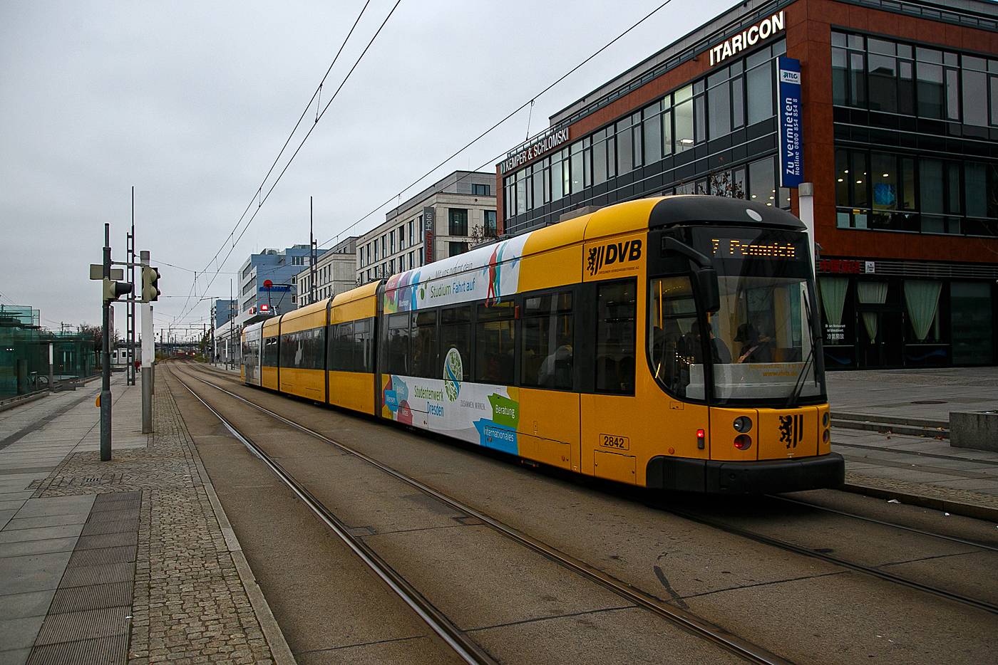 Niederflurgelenktriebwagen NGT D12 DD - 2842 (EDV-Nr. 232-842-6) der Dresdner Verkehrsbetriebe AG (DVB) fährt am 06,12.2022 als Linie 7 vom Hauptbahnhof Dresden weiter in Richtung Pennrich.

Der Treibwagen vom Typ NGT D 12 DD (Niederflurgelenktriebwagen, Drehgestell, 12 Achsen, Typ Dresden) wurde 2010 von Bombardier (ehemals DWA) in Bautzen unter der Fabriknummer 837/042 gebaut, der elektrische Teil ist von Siemens.