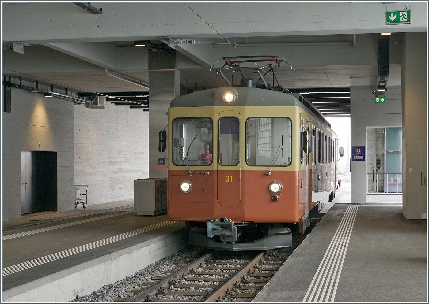 Noch einmal (da ja schon historisch): Der BLM Be 4/4 31  LISI  erreicht Mürren. 

 
23. Juli 2024