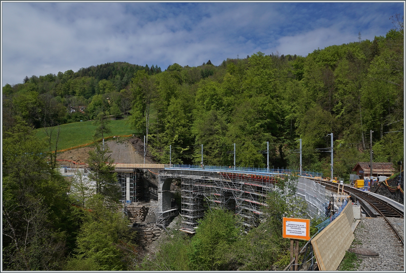 Noch einmal ein Blick auf das Baye de Clarens Viadukt und unten, mitten im Bild den deutlichen Hinweis, das dort Fotografen (und andere) �berhaupt nicht zu suchen haben, was nat�rlich absolut verst�ndliche ist. 

4. Mai 2024