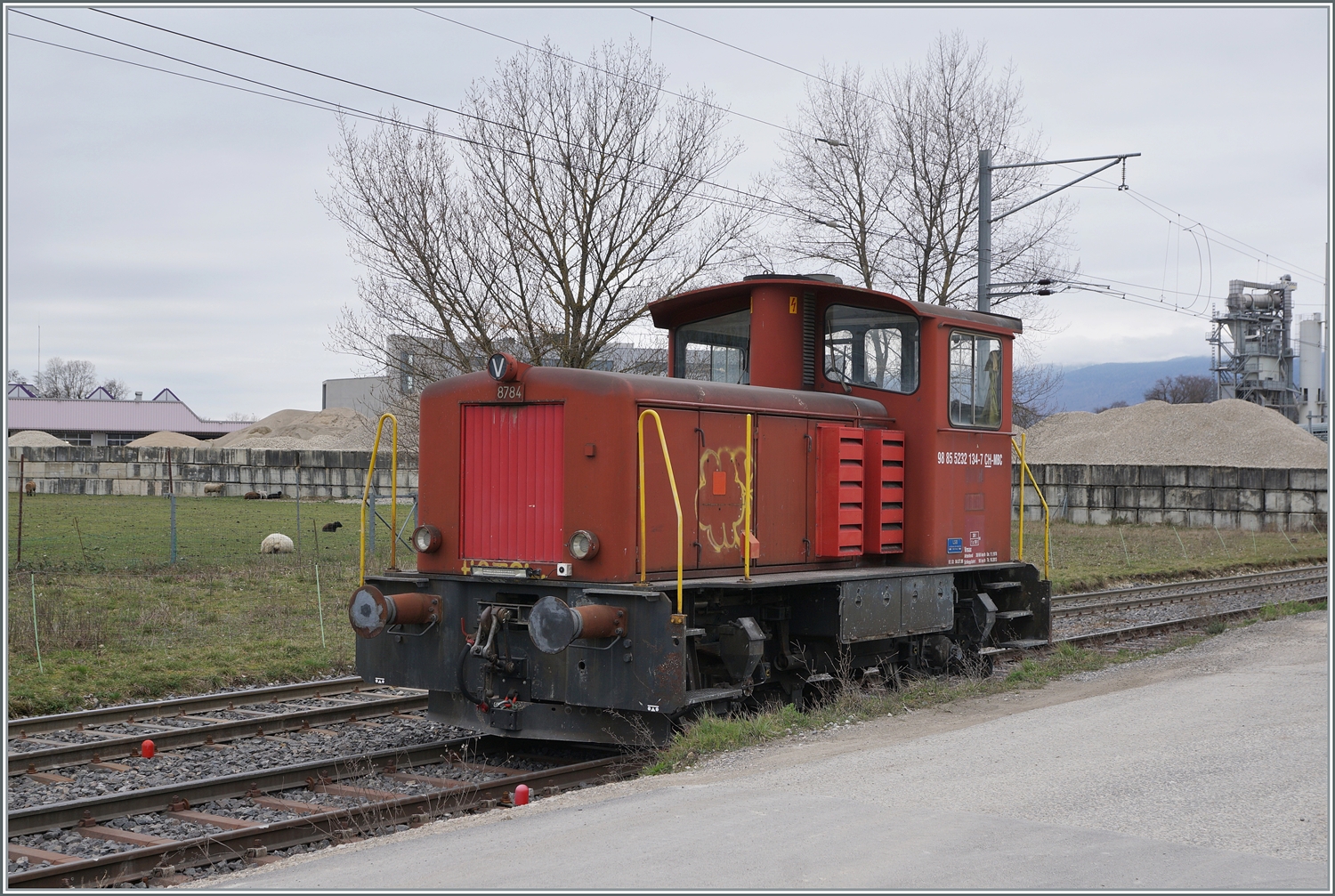Noch eine weitere BAM Normalspurlok: der Tm 232 134 (98 85 5232 134-7 CH-MBC) im Industriegelände von Gland. 

4. März 2024