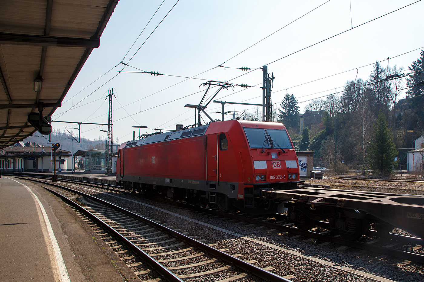 Nochmal als Nachschuss.....
Die DB Cargo 185 372-0 (91 80 6185 372-0 D-DB) fährt am 25.03.2022 mit einem KLV-Zug aus Richtung Köln kommend durch Betzdorf (Sieg) in Richtung Siegen. Interessant ist die Tatsache dass der Zug nicht über Hauptgleis kommt, sondern über ein Gleis im Rbf Betzdorf und hier vorm Personenbahnhof wieder aufs Hauptgleis wechselt. 