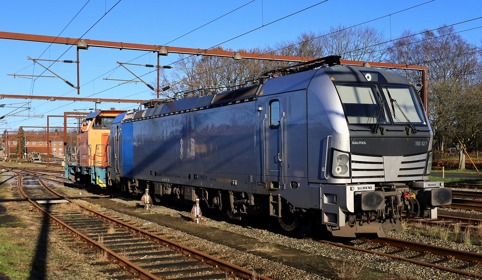 Northrail/TXL 322 220 127 (ex DSB MK 608) schiebt hier die 193 827 die gerade den DHL KLV nach Pattburg gebracht hatte in die Abstellung. 25.11.2023