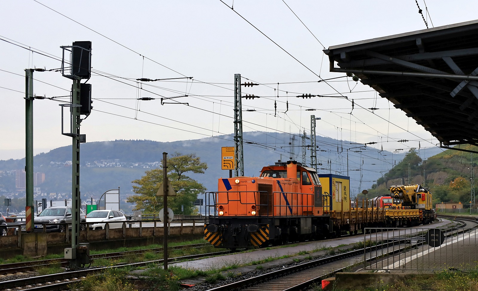 NRAIL/Bocholter Eisenbahn 275 105-5 dieselt mit nem, Bauzug durch R�desheim. 24.10.2023