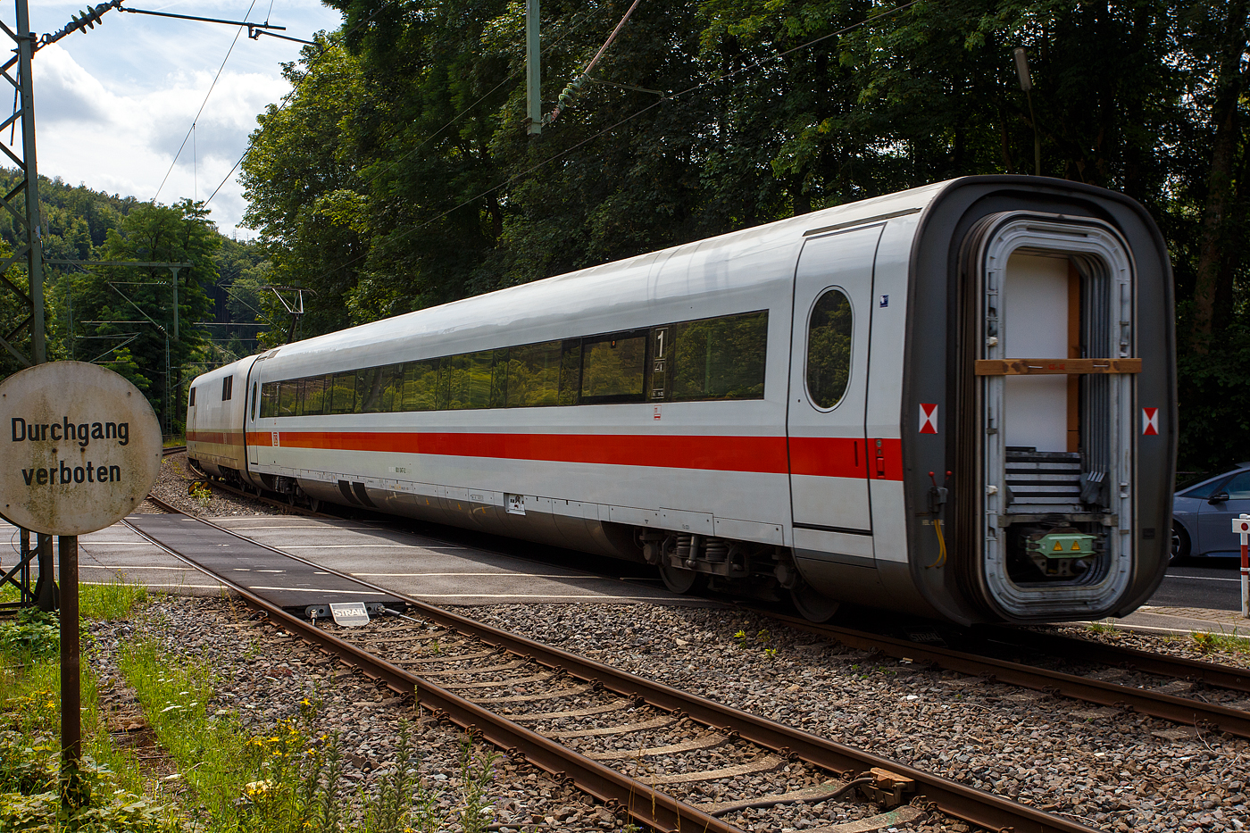 Nun fahren auch ICE auf der Siegstrecke (KBS 460), zwischen Siegen und Köln, auch wenn die Züge sehr kurz sind und nur in einer Richtung fahren können. 
Der ICE 1-Triebkopf 401 051-8 (93 80 5401 051-8 D-DB) mit dem 1. Klasse ICE1-Mittelwagen 801 047-2 (93 80 5801 047-2 D-DB / Wagen 11 vom Tz 0158 „Gütersloh“, beide der DB Fernverkehr AG, fahren am 18. Juli 2024 durch Kirchen (Sieg) in Richtung Köln.

Nochmals einen lieben Gruß an den netten Lokführer zurück.

Der Mittelwagen (Gattung Avmz ) sah recht frisch (wie neu) aus, obwohl er bereits 1991 von DUEWAG (Düsseldorfer Waggonfabrik AG) unter der Fabriknummer 89774 gebaut wurde. Der Triebkopf 401 051-8 wurde 1990 von der Krauss-Maffei AG in München-Allach  unter der Fabriknummer 19975 gebaut, der elektrische Teil wurde von SIEMENS geliefert.

Die Erste-Klasse-Wagen (Baureihe 801)
Die Wagen verfügten bei ihrer Auslieferung über zwei Großraumbereiche mit 2+1-Bestuhlung sowie drei geschlossene Abteile mit je fünf Sitzplätzen. Insgesamt standen 48 Sitzplätze in diesen Wagen zur Verfügung. An die Abteile schloss sich zum Wagenübergang hin eine Toilette an. Im Bereich zum Wagenübergang befanden sich auch drei Schauvitrinen, Schließfächer und verschiedene Mülleimer. Die beiden Großraumbereiche wurden durch einen Garderobenbereich getrennt. Der Sitzabstand (Reihenbestuhlung) lag bei 1.114 Millimetern, die Breite des Mittelgangs bei 636 Millimetern. Sitzbreite betrug 500 Millimetern. Im Zuge der ersten ICE-1-Serie (41 Triebzüge) wurden 105 Wagen dieser Gattung bestellt.

TECHNISCHE DATEN:
Gebaute Anzahl: 105 (erste Serie)
Achsformel:  2’2’
Gattung: Avmz
Länge: 26.400 mm
Breite: 3.020 mm
Leergewicht: 52 t (vor Umbau)
Dienstgewicht: 52,8 t (vor Umbau, einschl. 800 l Wasser)
Sitzplätze: 56 (nach Umbau) / 48 (vor Umbau)
Fußbodenhöhe: 1.210 mm
Klassen: 1
