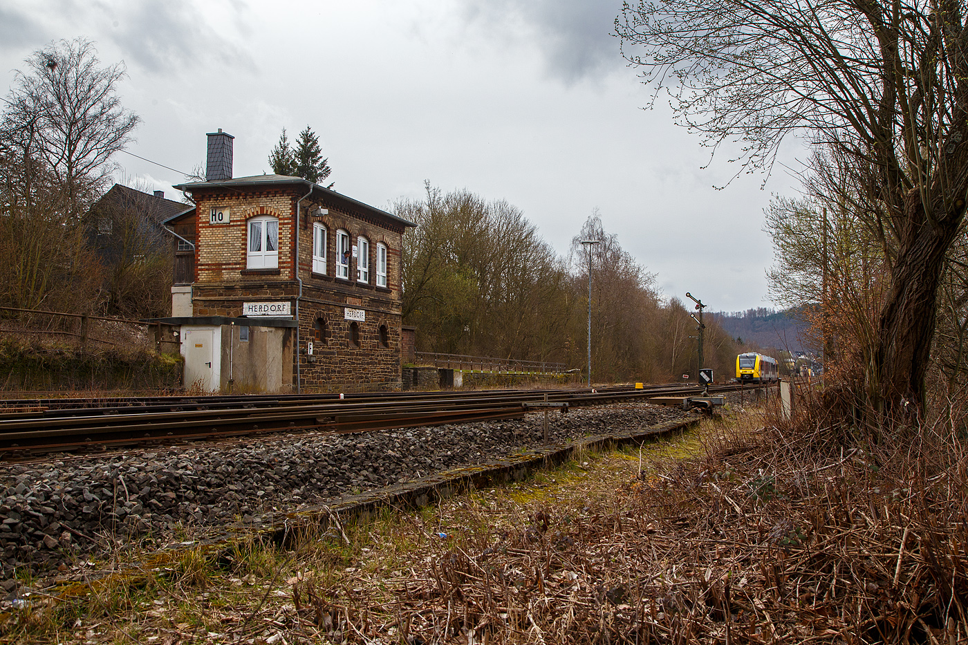 Nun fahren die Triebwagen der HLB RB 96 „Hellertalbahn“ auch endlich wieder den Bahnhof Herdorf an. Leider ist aber dann in Herdorf am Hp Königstollen Schluss, ab dort gibt es dann von und nach Betzdorf (Sieg) SEV. Nach dem Hangrutsch (Felssturz) am 23. Dezember 2022 in Herdorf kurz hinter dem Hp  Königsstollen (bei km 88,4), ist der Abschnitt nach Betzdorf weiterhin bis mindestens bis zum kleinen Fahrplanwechsel am 11. Juni 2023, gesperrt. Aber diese ungewöhnliche Führung bis zum Hp  Königsstollen, über den Bahnhof Herdorf hinaus ist nötig, denn in den nächsten Tagen sollen die der Abriss und der Neubau der „Hellerbrücke“ der Hellerstraße (bei „Steinaus Eck“) beginnen und der SEV wäre so nur noch über Daaden oder Kirchen möglich.

Der VT 506 (95 80 1648 106-0 D-HEB / 95 80 1648 606-9 D-HEB), ein Alstom Coradia LINT 41 der neuen Generation / neue Kopfform, der HLB (Hessische Landesbahn GmbH) verlässt am 20.03.2023, als RB 96 „Hellertalbahn“ nach Neunkirchen (Kr. Siegen), den Bahnhof Herdorf.

Links das 1901 gebaute mechanische Weichenwärter Stellwerk Herdorf ost (Ho). Die beiden Stellwerke in Herdorf (Hf und Ho) sind in der Bauform Jüdel. Die Stellwerke der Bauform Jüdel (Max Jüdel & Co, Braunschweig) sind neben der Einheitsbauform am häufigsten in Deutschland anzutreffen. Viele andere Stellwerkshersteller haben Jüdel-Stellwerke in Lizenz gefertigt und dabei mehr oder weniger starke Änderungen vorgenommen.
