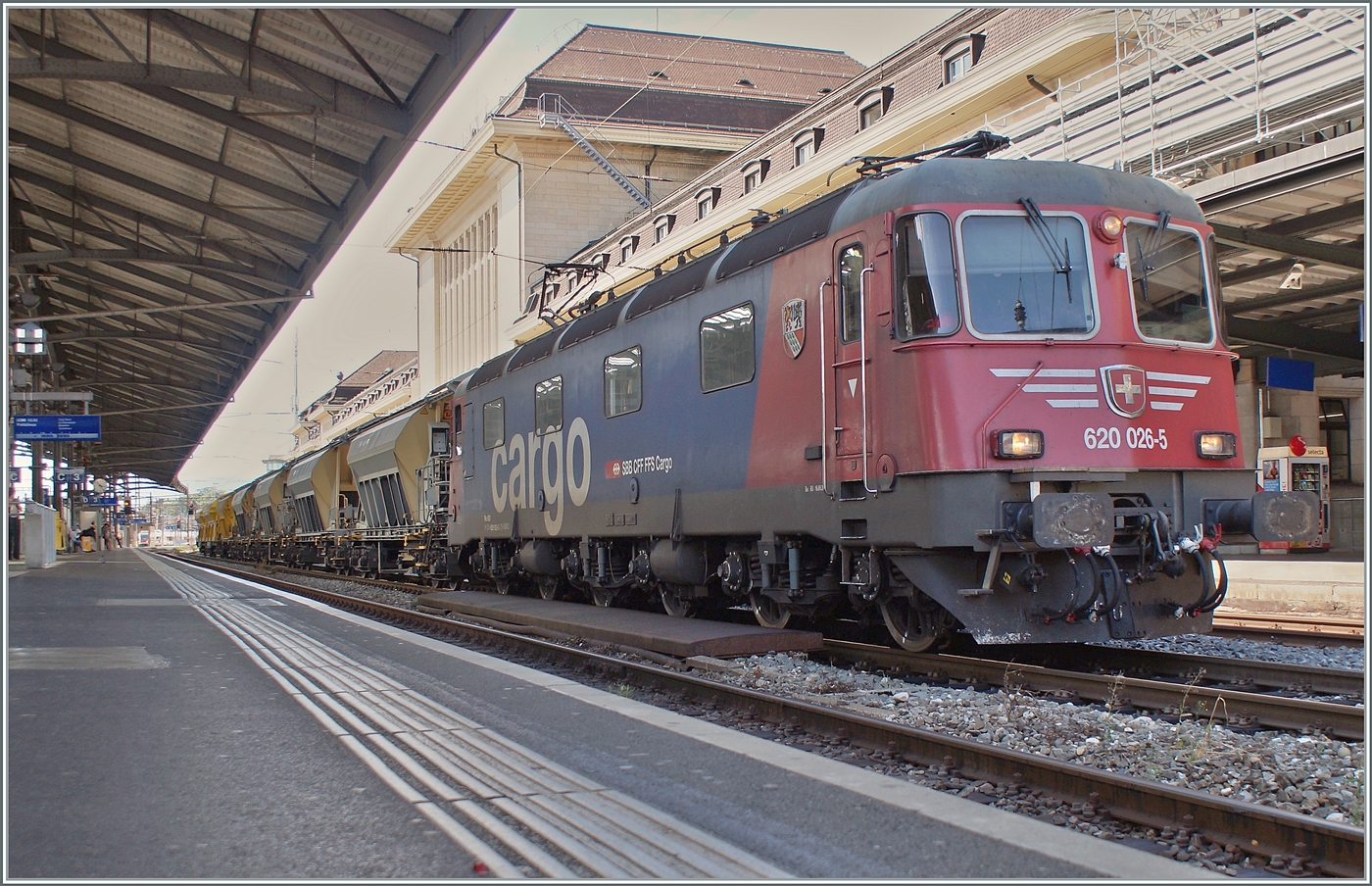 Nun in Farbe von einer  richtigen  Kamera, wobei diese (bzw ich) etwas überfordert waren: Die SBB Cargo Re 6/6 11626 (Re 620 026-5) Zollikofen, die einzige mit einem  Schnauz  à la SBB Ae 6/6  Kantonslok , wartet in Lausanne mit einem Dienst-Güterzug auf die Weiterfahrt in Richtung Palézieux.

14. Aug. 2024