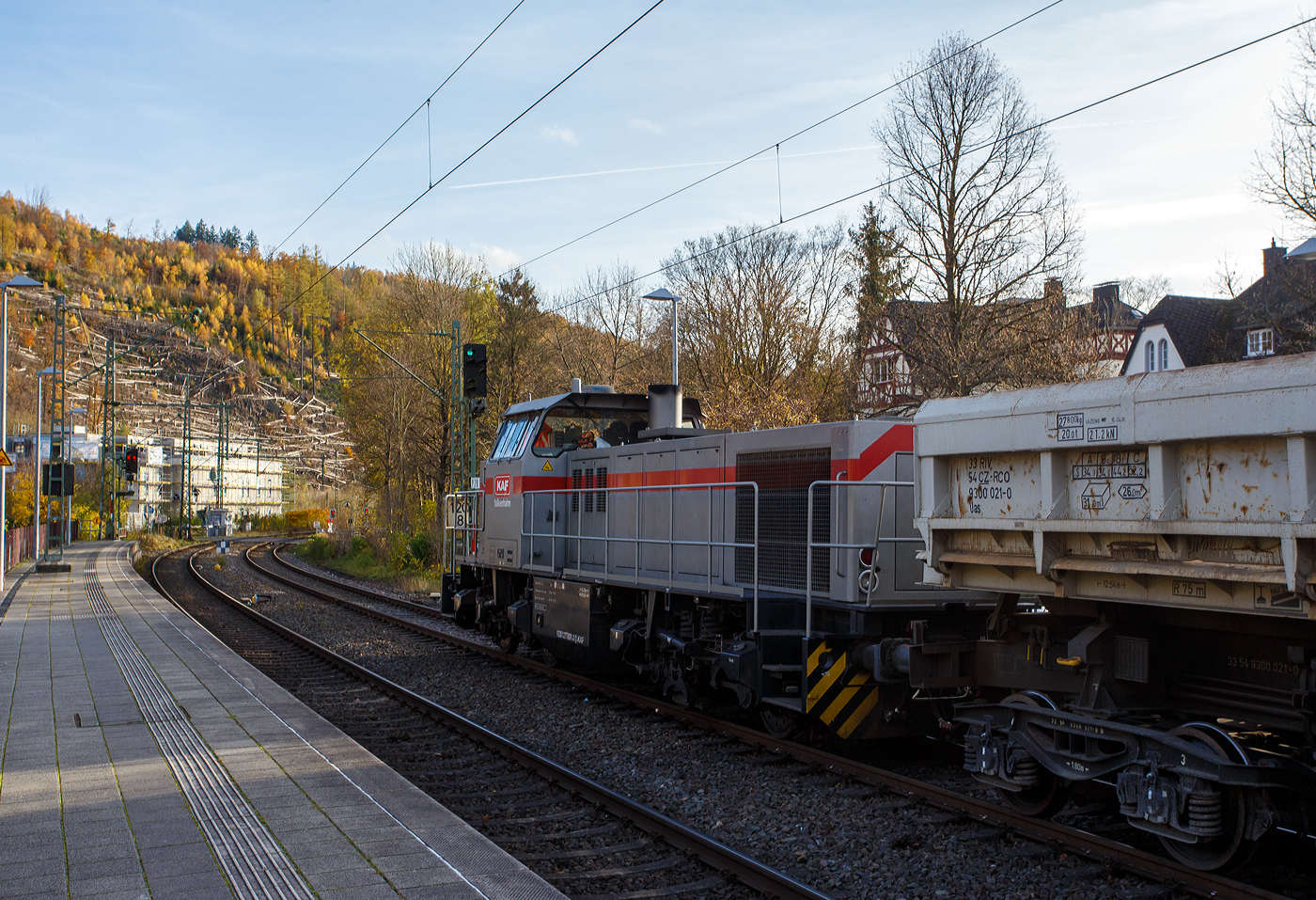 Nun hat sie Hp 1 und darf losfahren, die 277 809-0  Elmi“ (92 80 1277 809-0 D-KAF), eine Vossloh MaK G 1700 BB der KAF - Falkenhahn Bau AG (Kreuztal), fährt am 04 November 2025 mit einem langen Schotterzug durch Kirchen/Sieg in Richtung Betzdorf/Sieg. 