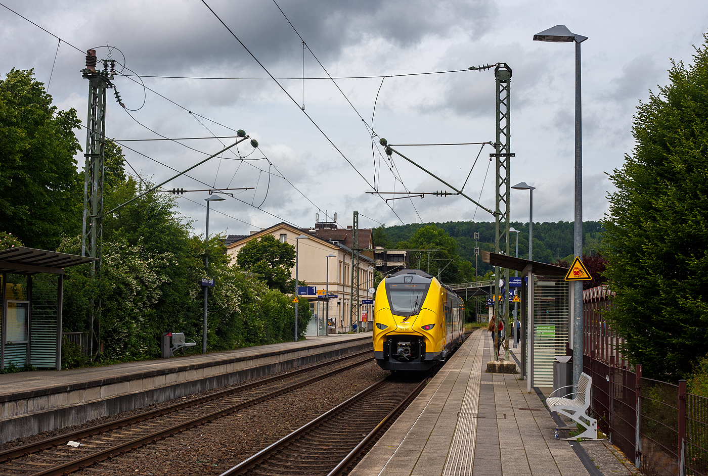 Nun sind die HLB SIEMENS Mireo Plus B wohl schon im Planbetrieb: Der HLB 563 801 / 563 901 (94 80 0563 801-0 D-HEB / 94 80 0563 901-8 D-HEB), ein zweiteiliger Hybridtriebzug (E/Akku) der BR 563 vom Typ SIEMENS Mireo Plus B der HLB (Hessische Landesbahn GmbH), hat am 04 Juni 2025, als RB 90  Westerwald-Sieg-Bahn  (Limburg/Lahn - Westerburg - Altenkirchen/Westerwald - Au/Sieg - Betzdorf/Sieg – Siegen), im Batteriemodus (Stromabnehmer sind unten) den Bahnhof Kirchen/Sieg erreicht.

Nochmals einen lieben Gruß an den netten Triebfahrzeugführer zurück. 

Der zweiteilige SIEMENS Mireo Plus B wurden 2024/25 von SIEMENS in Krefeld gebaut und im April 2025 an die HBL ausgeliefert.

Warum im Batteriemodus gefahren wird, kann ich nur vermuten das man die Reichweite mit einer Akkuladung testen will. Dann aber schonmal Hut ab / Chapeau (alle Achtung und allen Respekt!), denn von Limburg bis Kirchen hat er dann ca. 100 km zurückgelegt. 