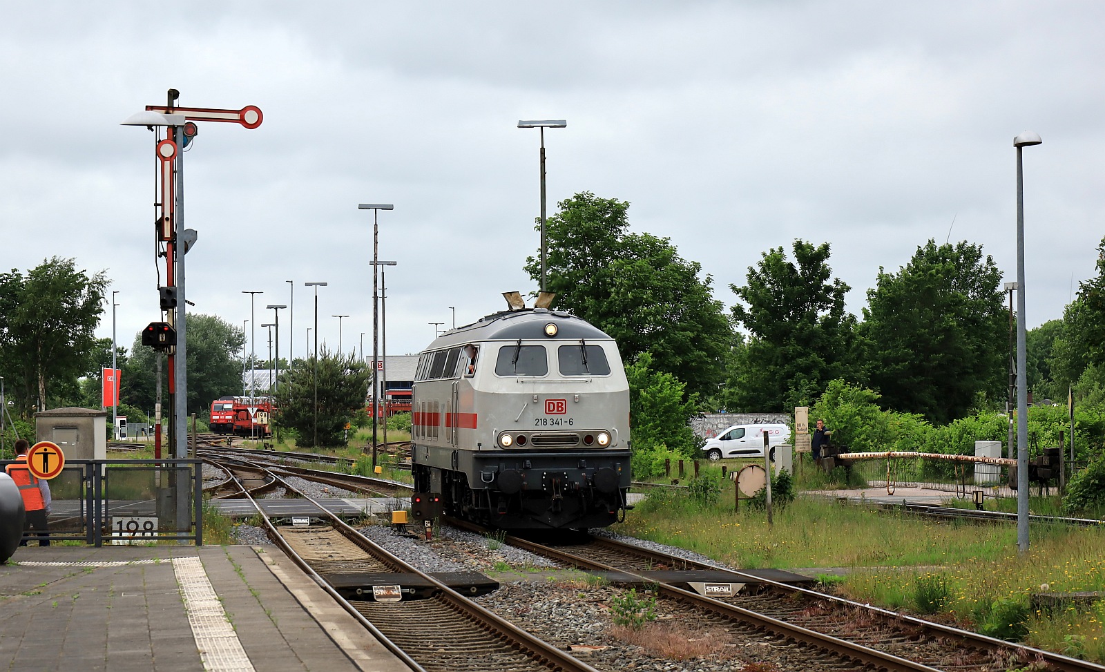 Nur die 218 341 kam wieder, die 838 kr�nkelte wohl etwas denn sie wurde sp�ter in Richtung Bw rangiert. Nieb�ll 03.06.2024