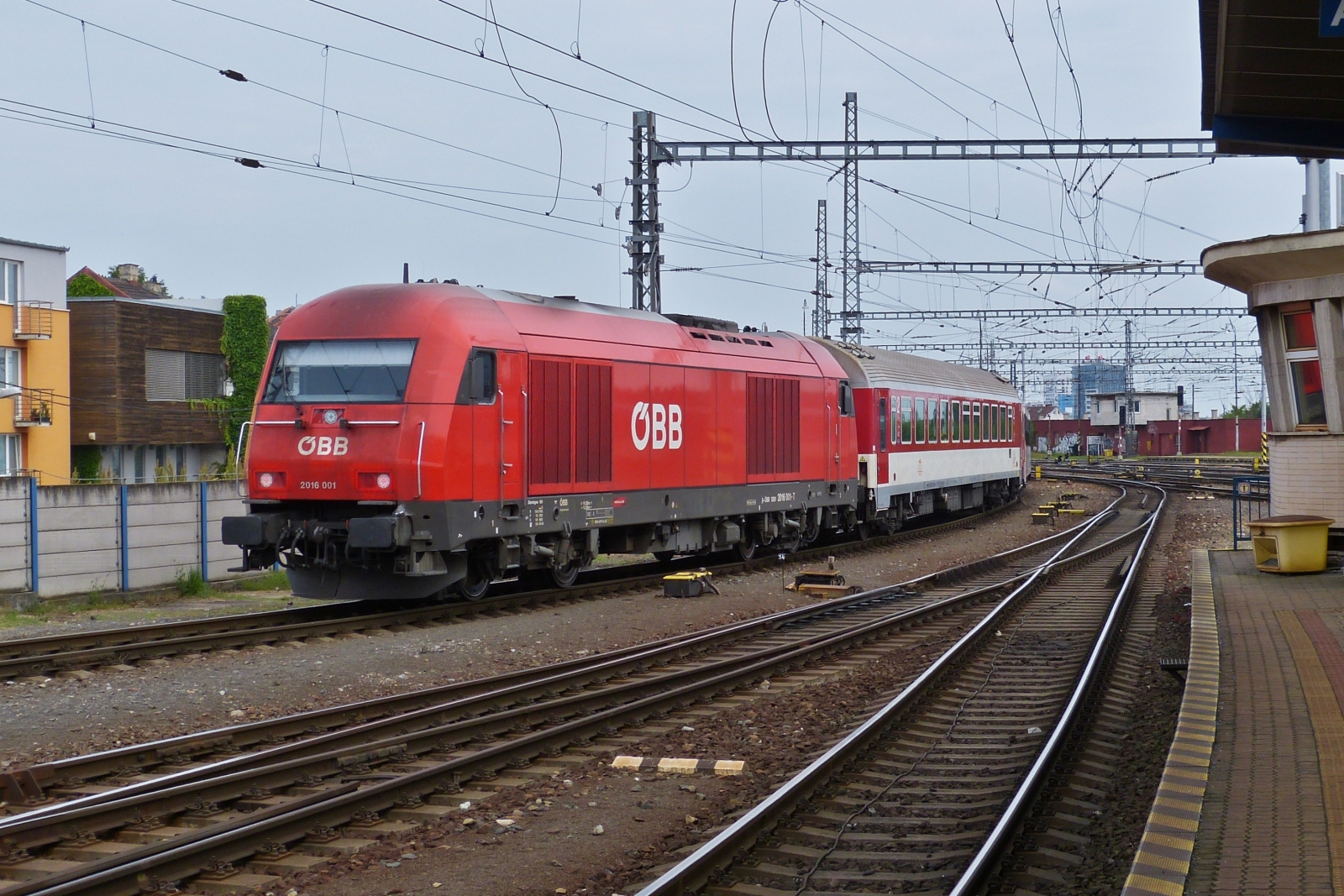 �BB 2016 001 schiebt ihrem Zug aus dem Bahnhof von Bratislava in Richtung Abstellung. 05.06.2023 