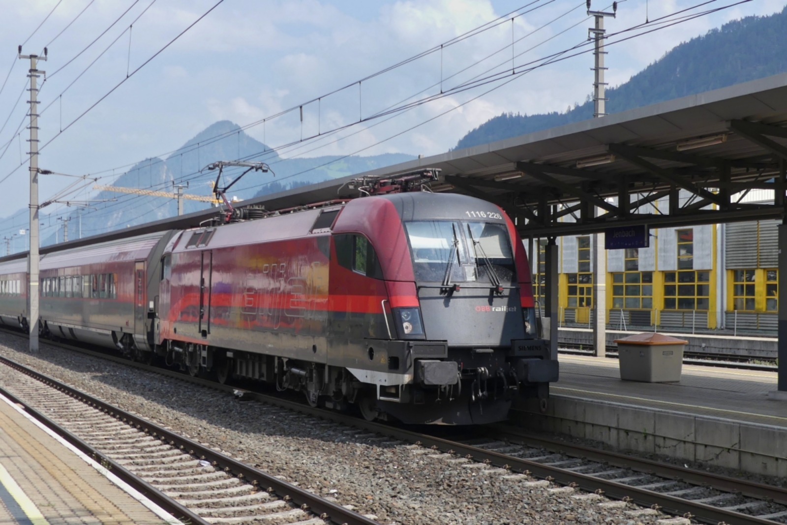 �BB Lok 1116 226 mit einem Railjet am Hacken aufgenommen bei der Ankunft in Jenbach