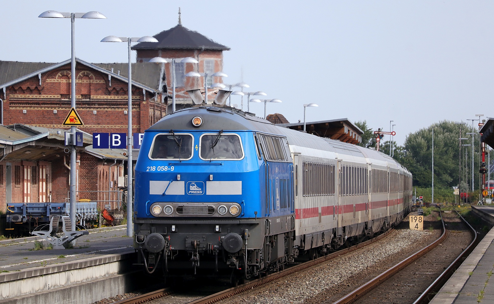 PRESS 218 058-9/ 218 412-5 mit dem IC 2311 Einfahrt Niebüll Bahnhof. 20.07.2025