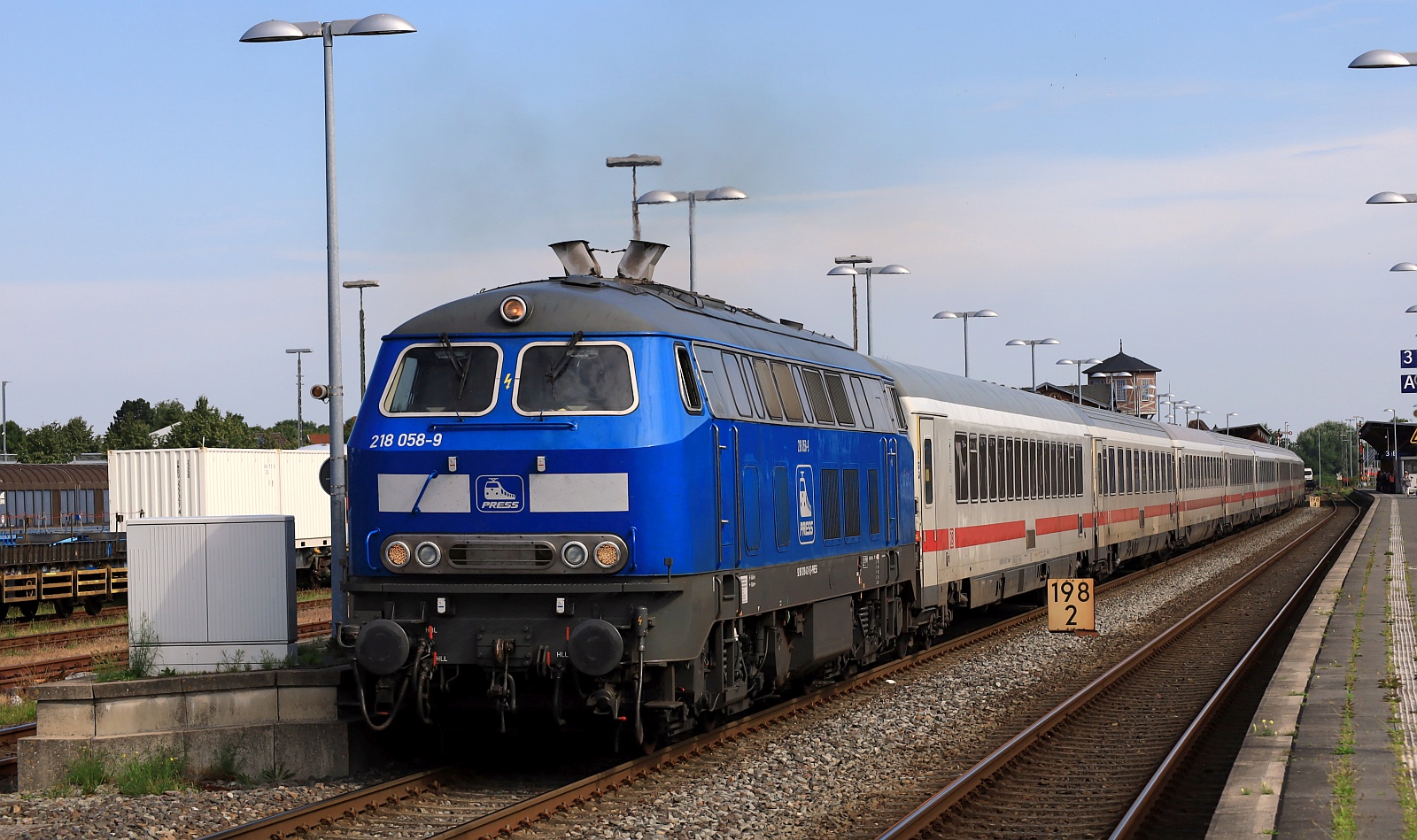PRESS 218 058-9/ 218 412-5 mit dem IC 2311 Ausfahrt Niebüll Bahnhof. 20.07.2025
