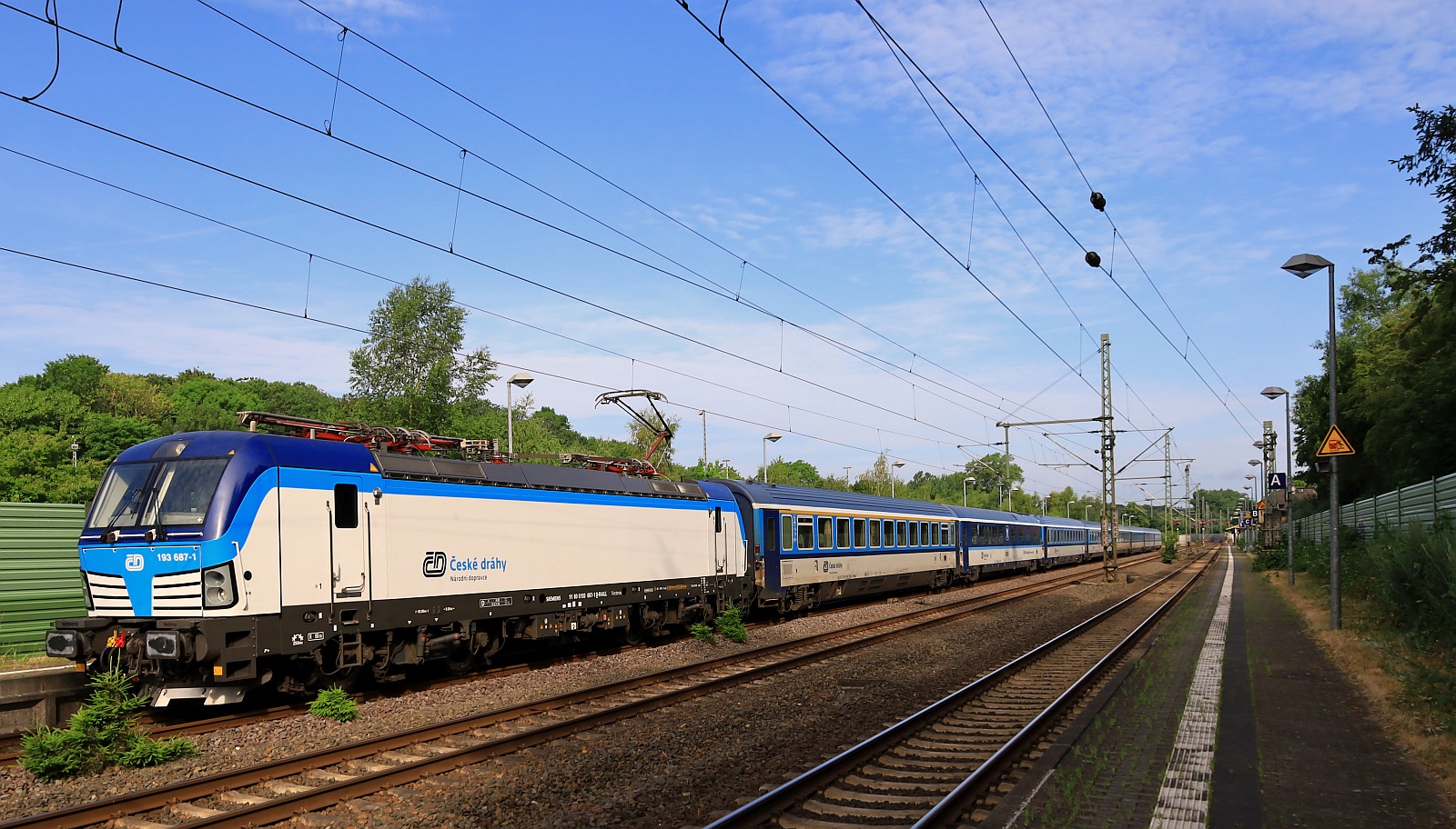 RAILL i.E für die CD 193 687-1 mit dem EC 175 nach Prag hat hier Einfahrt in Schleswig. 24.06.2023