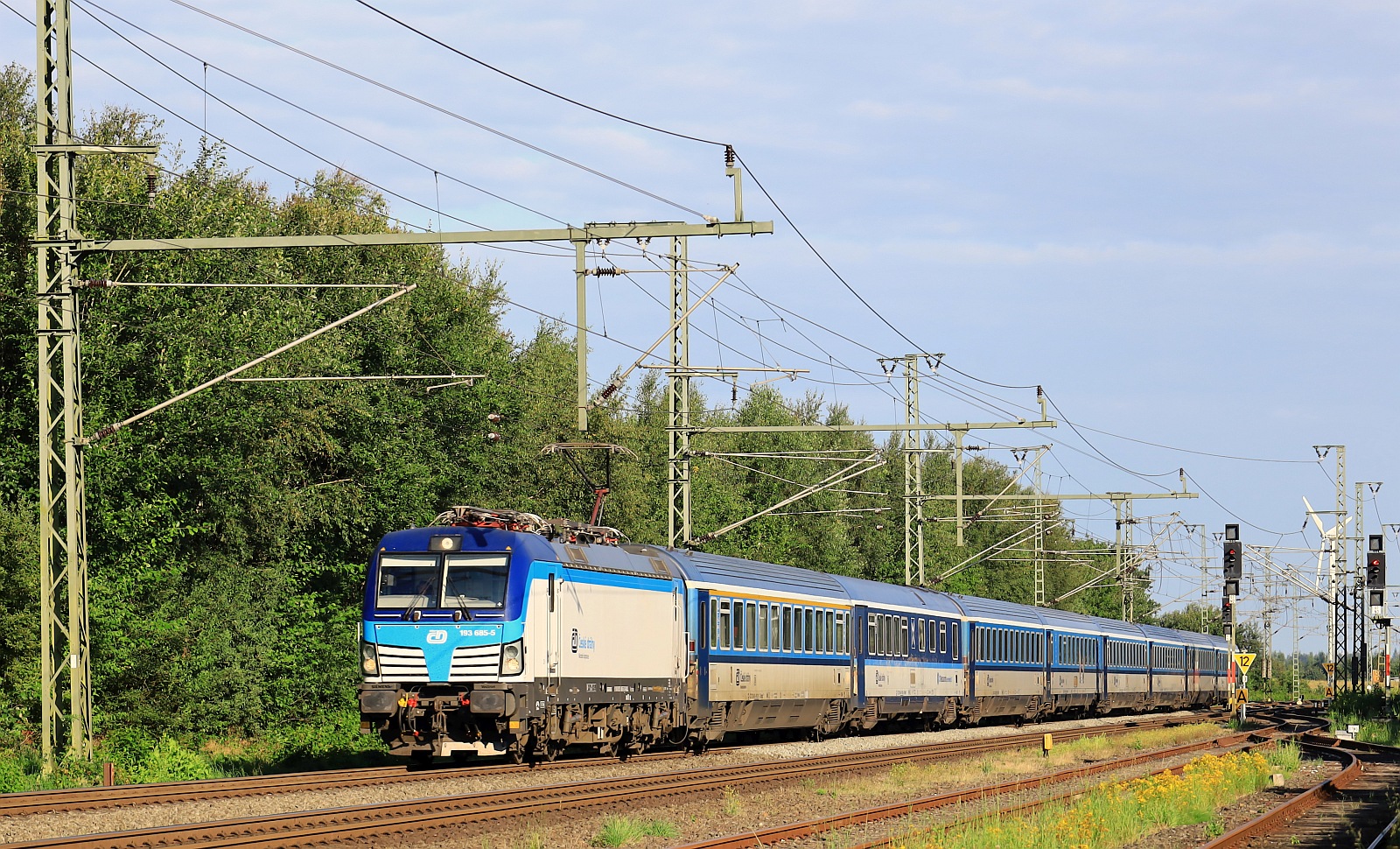RAILL/CD 193 685-5, REV/MMAL/14.03.22 mit dem EC 175 nach Prag festgehalten bei der Durchfahrt in Jübek. 23.08.2023
