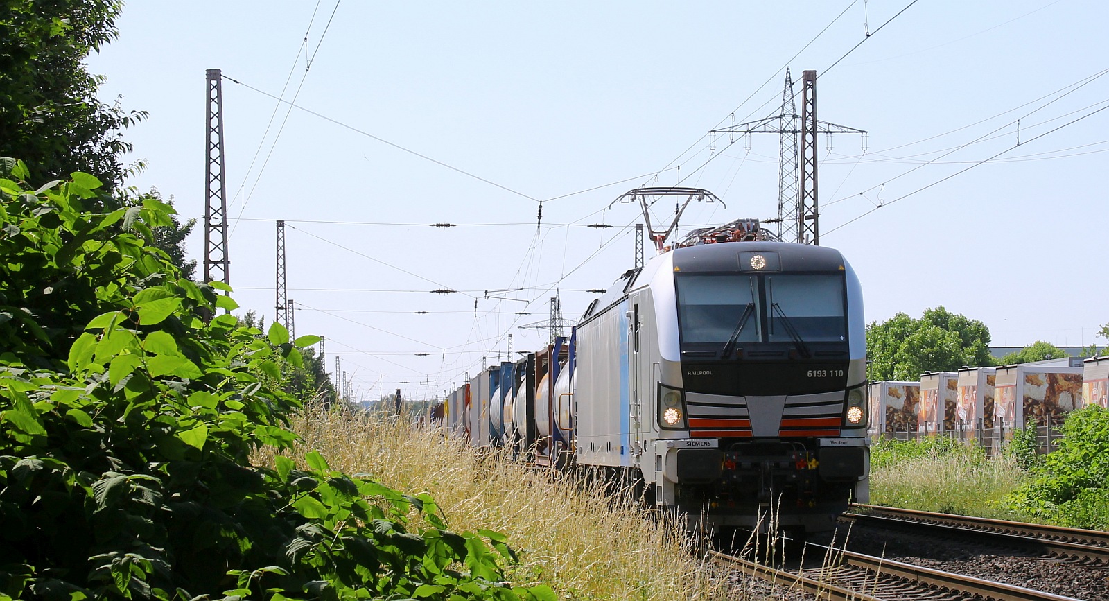 Railpool 193 110, REV/MMAL/21.04.23, mit Containerzug Abzw. Tiefenbroich 16.06.2023