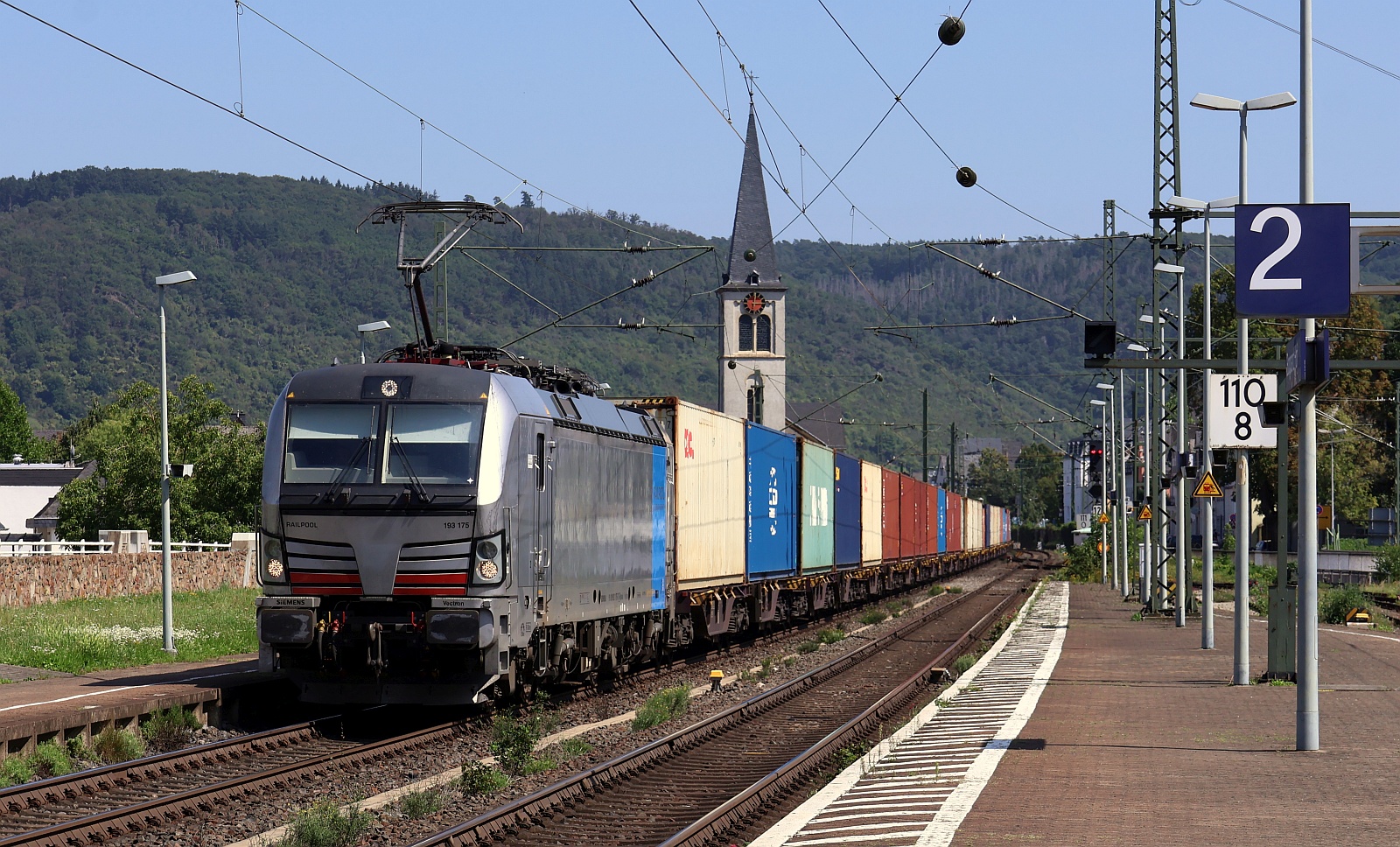 RailPool 193 175-7 REV/MMAL/29.01.24 mit Containerzug Durchfahrt Boppard am Rhein. 10.08.2025