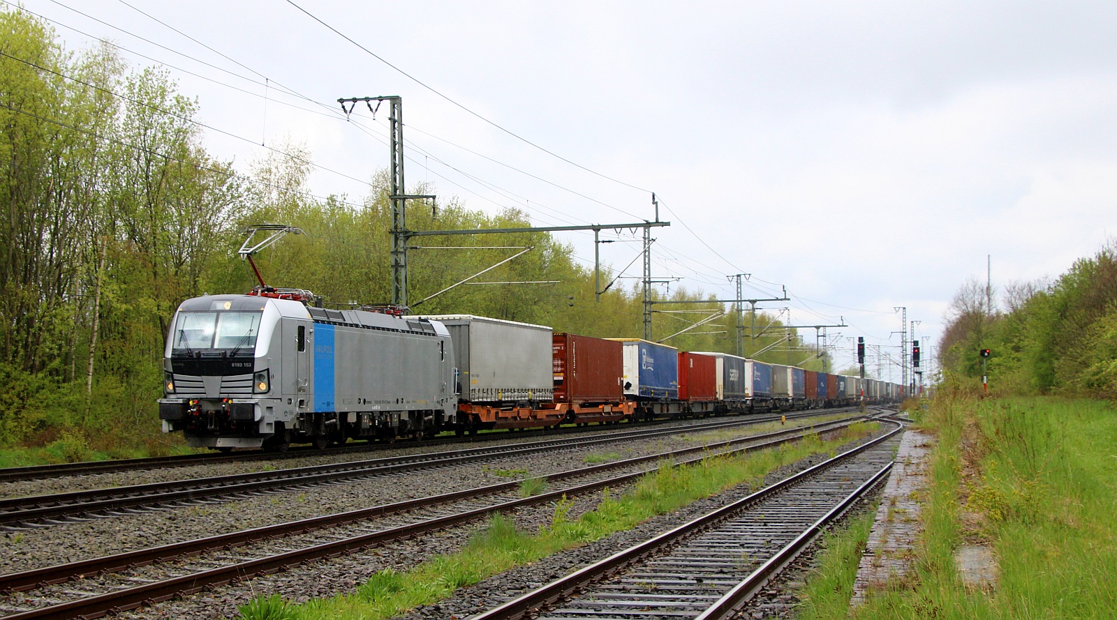 RailPool/TXL/Hectorrail 193 153-4, REV/MMAL/  .  .23 mit SamSkip KLV gen Süden. Jübek 26.04.2024