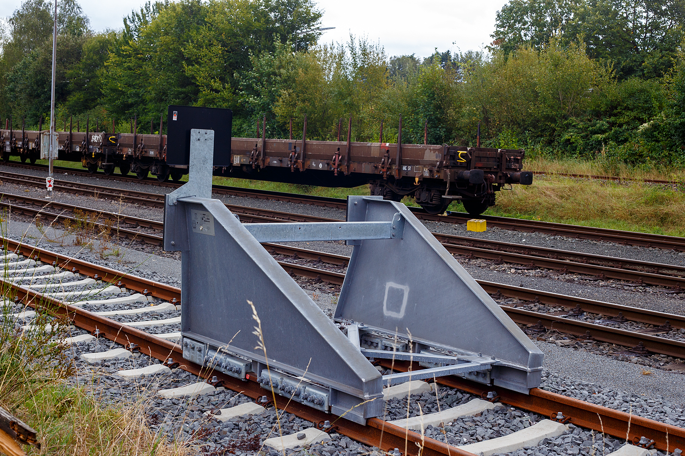 RAWIE feuerverzinkter Bremsprellbock Typ 10 EB Ausf. 10 EB SP auf dem KSW Rangierbahnhof Herdorf (Freien Grunder Eisenbahn KSW NE447 / DB-Nr. 9275), hier am 10 September 2024. 

Der Prellbock wurde 2023 von der A. Rawie GmbH & Co. KG in Osnabrück unter der Fabrikationsnummer BE 15193 gemäß Zeichnung-Nr. 10-643-010a gebaut. Der Ingenieur Franz Rawie aus Osnabrück ist auch der Erfinder des Prellbocks.

TECHNISCHE DATEN:.
Arbeitsvermögen: 400 kJ/m
Nominale Nennkraft: 400 kN
Gewicht: 710 kg
Anzahl Bremselemente: 10
Bremselemente Typ: 3 Schrauben
Anzugsmoment: 150 Nm
Seitenpuffer Pufferabstand: 1.750 mm und mittlere Höhe von 1.000 mm über SOK
Zentralpuffer: keiner (da hier nur Rollmaterial mit Seitenpuffer)