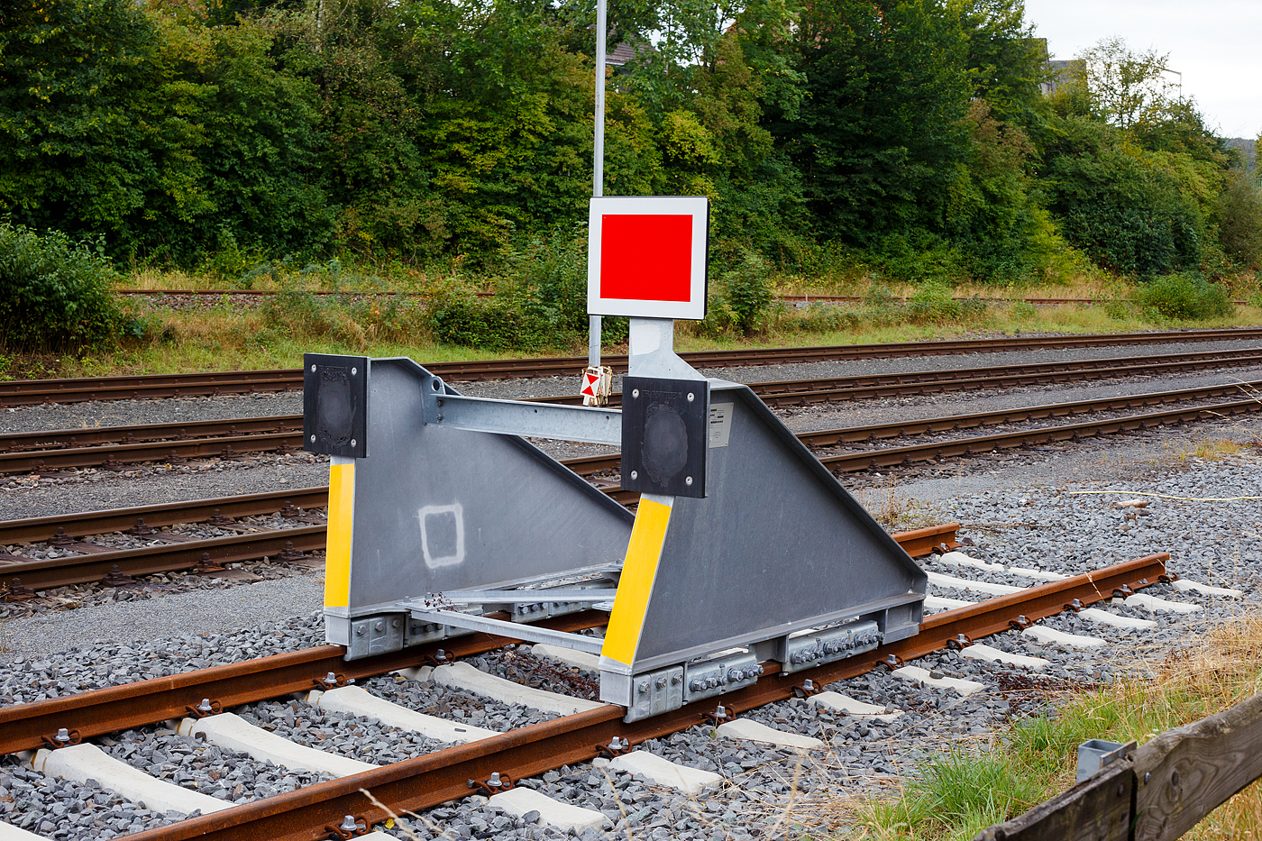 RAWIE feuerverzinkter Bremsprellbock Typ 10 EB Ausf. 10 EB SP auf dem KSW Rangierbahnhof Herdorf (Freien Grunder Eisenbahn KSW NE447 / DB-Nr. 9275), hier am 10 September 2024. 

Der Prellbock wurde 2023 von der A. Rawie GmbH & Co. KG in Osnabrück unter der Fabrikationsnummer BE 15193 gemäß Zeichnung-Nr. 10-643-010a gebaut. Der Ingenieur Franz Rawie aus Osnabrück ist auch der Erfinder des Prellbocks.

TECHNISCHE DATEN:.
Arbeitsvermögen: 400 kJ/m
Nominale Nennkraft: 400 kN
Gewicht: 710 kg
Anzahl Bremselemente: 10
Bremselemente Typ: 3 Schrauben
Anzugsmoment: 150 Nm
Seitenpuffer Pufferabstand: 1.750 mm und mittlere Höhe von 1.000 mm über SOK
Zentralpuffer: keiner (da hier nur Rollmaterial mit Seitenpuffer)