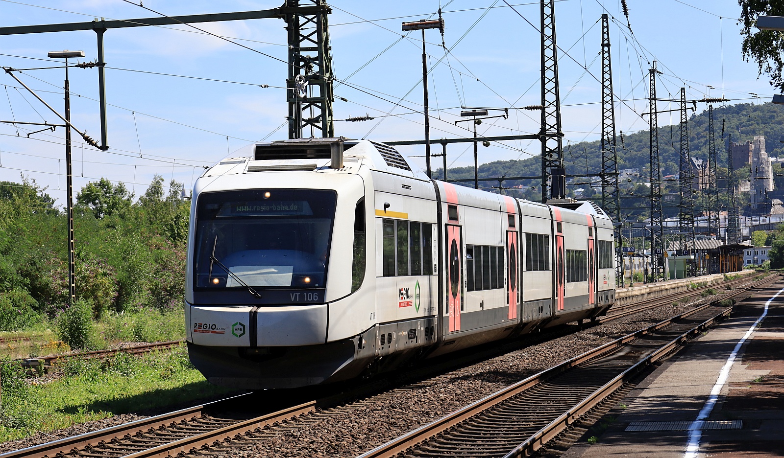 RegioBahn/VRR 0609 106-9 REV/BOB/17.07.21 dieselt hier gemütlich durch Bingen. 09.08.2025