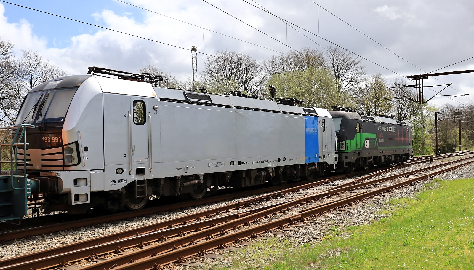 RP 193 991-7, REV/MMAL/20.05.19 und ELL/ELOC/TXL  193 277-1 REV/Lz/17.02.23 wurden mal eben zur Seite rangiert. Pattburg/DK 14.04.2024