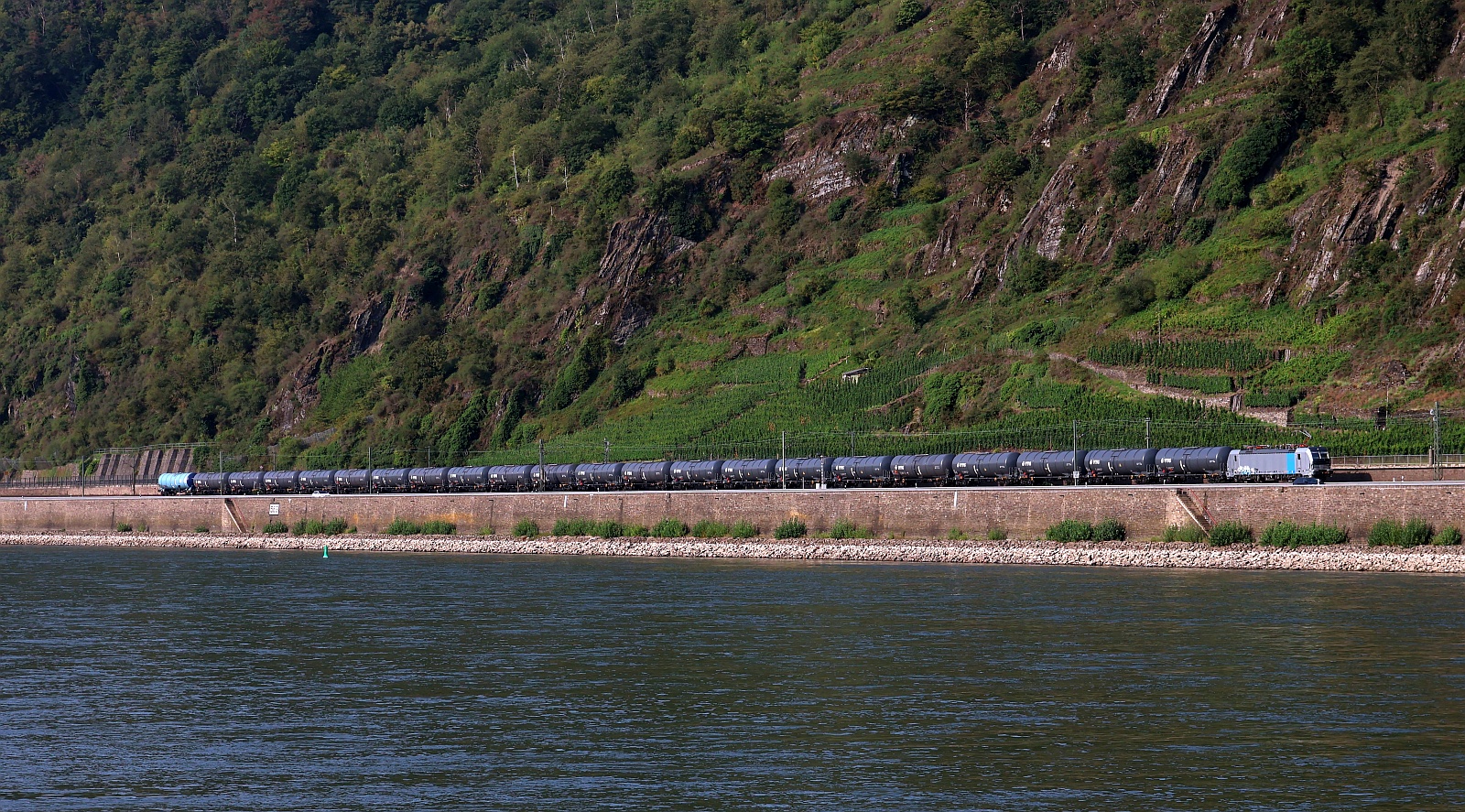 RP 7193 904-8 mit Kesselzug auf dem Weg Richtung Koblenz. Kestert 14.08.2025