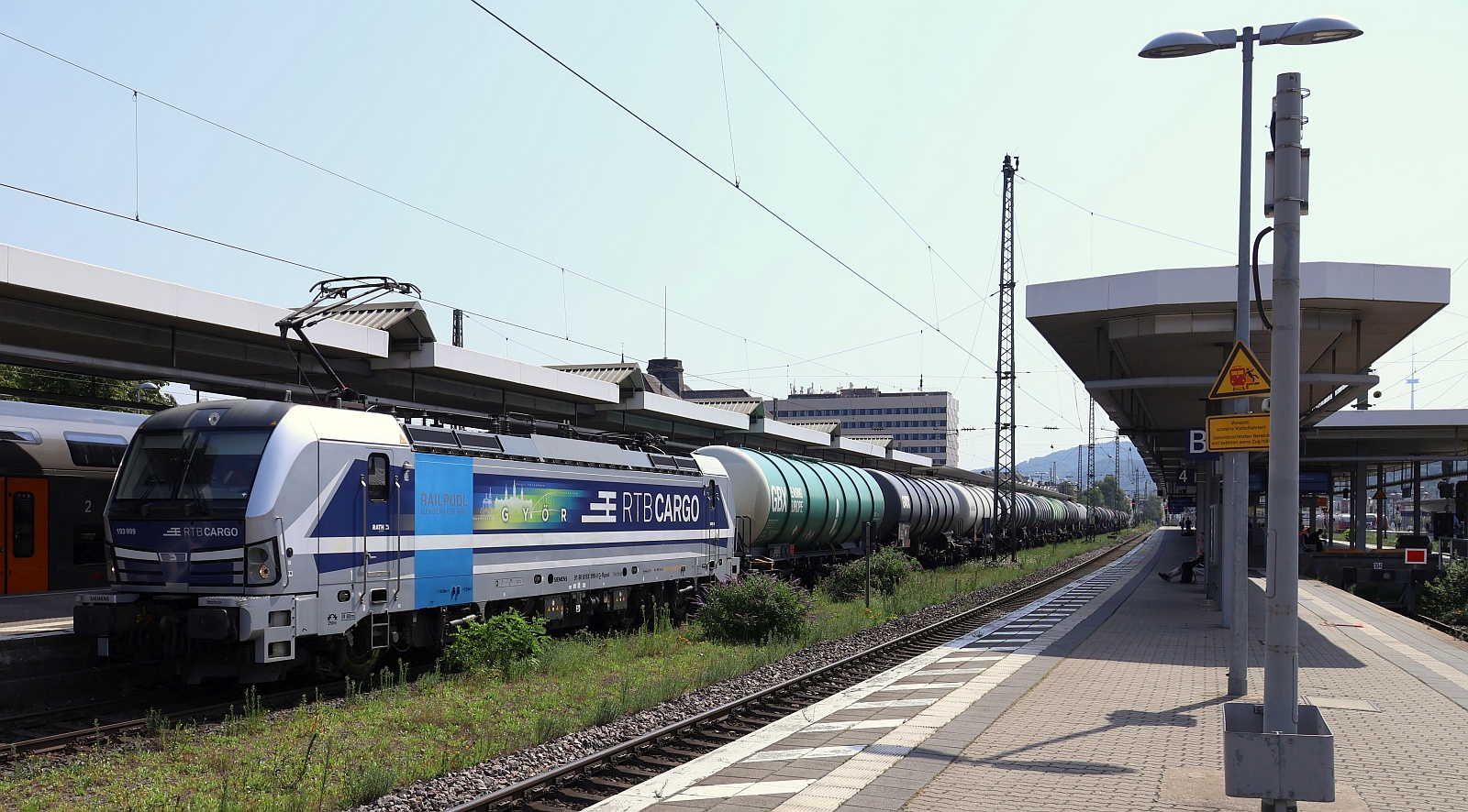 RP/RTB Cargo 193 999-0 mit Kesselzug rollt hier langsam durch den Koblenzer Hbf. 12.08.2025