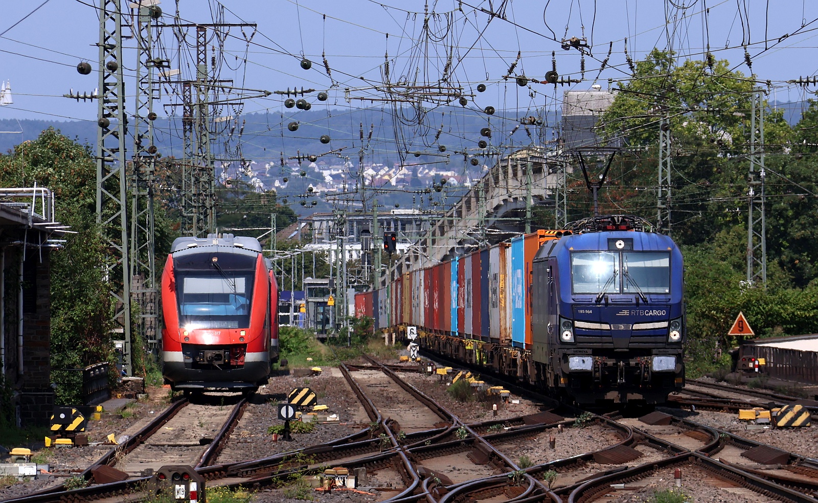 RTB Cargo 193 564 mit Containerzug und DB 640 017 in der Abstellung. Koblenz 12.08.2025