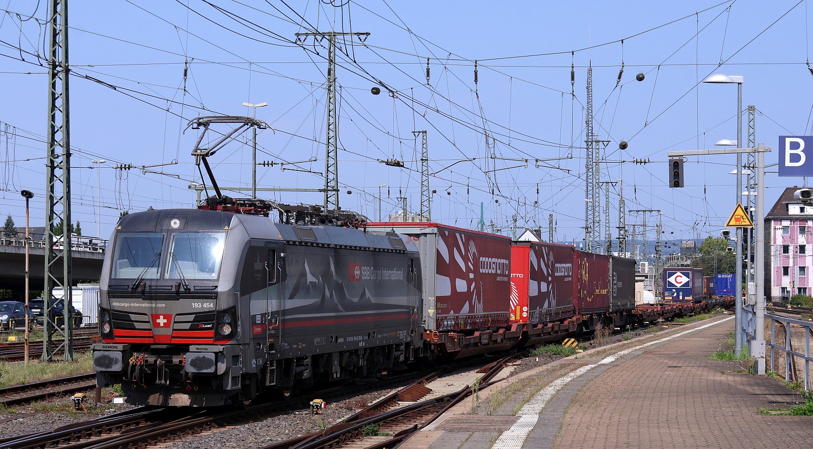 SBB Cargo 193 454-6 REV/MMAL/12.09.24 mit Codognotto/Arcese KLV Durchfahrt Koblenz Hbf. 1.08.2025