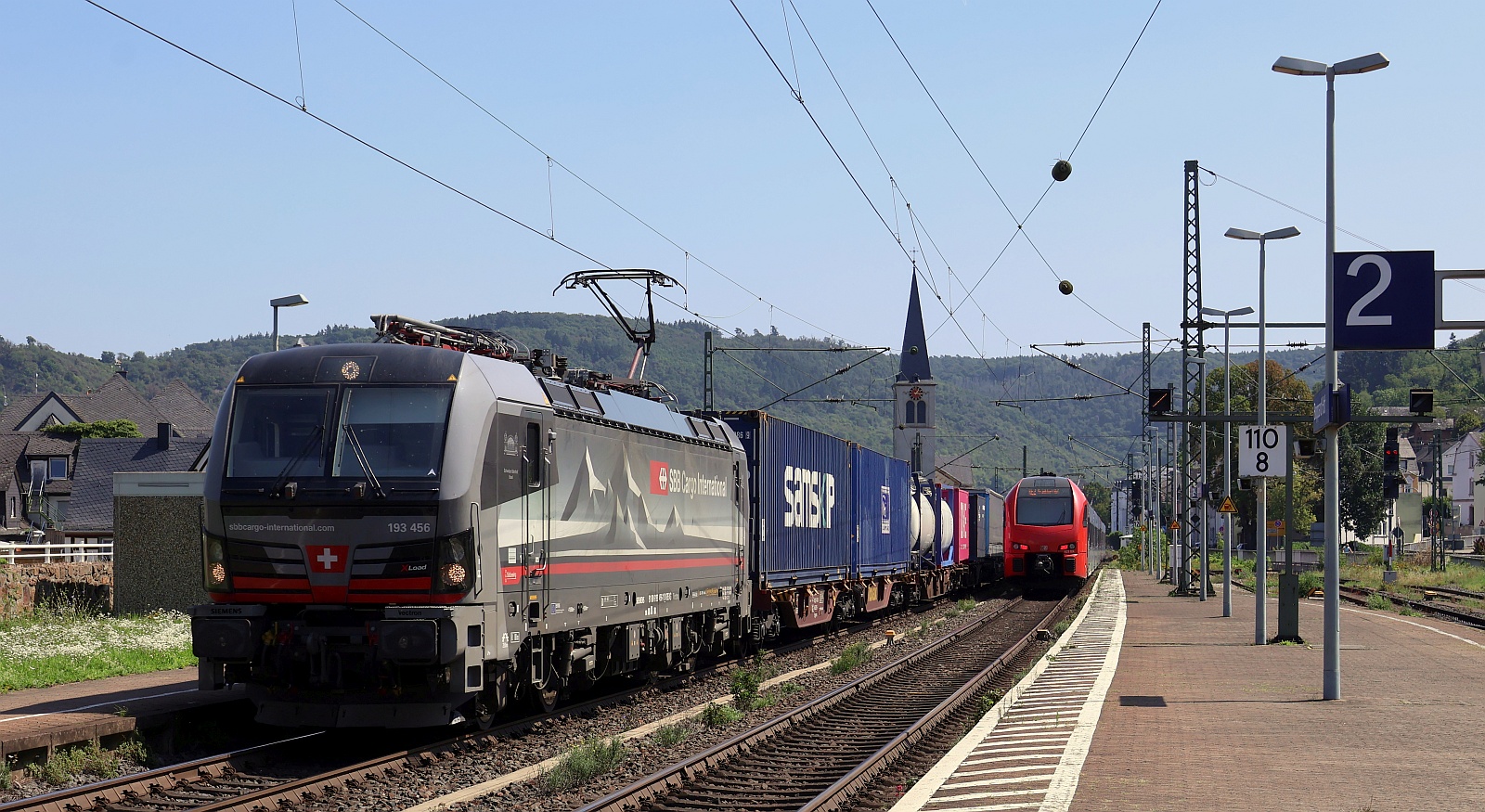 SBB Cargo 193 456-1 mit SamSkip Containerzug. Boppard Hbf 10.08.2025