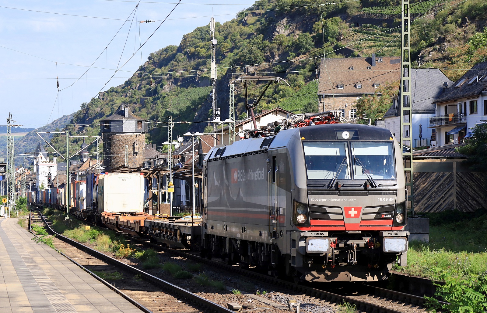 SBB Cargo 193 549 mit einem der wenige Güterzüge festgehalten in Kaub am Rhein. 08.08.2025
