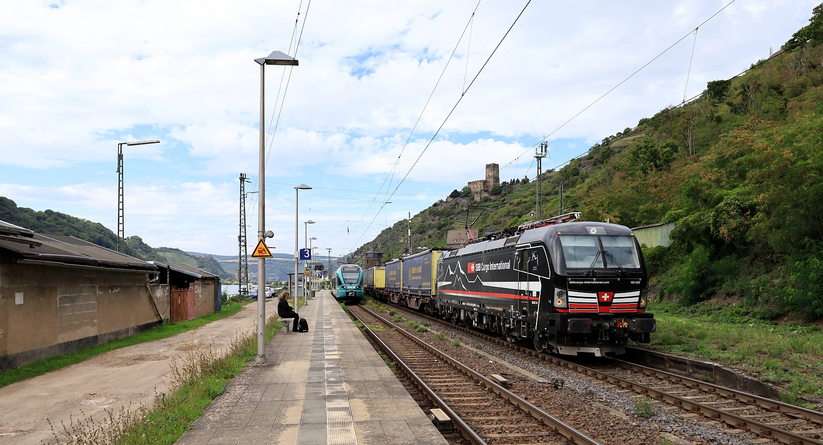 SBB Cargo 193 658-2 mit KLV Zug gen Rüdesheim. Kaub am Rhein 08.08.2025